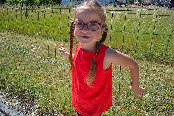 Shahïna participe au concours pour gagner de l'argent avec cette photo : farm, fun, grass, grass_family, headwear, person, plant, smile, soil