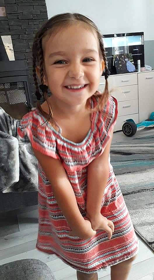 Cataléya a rejoint le concours — aidez-le/la à gagner de superbes lots ! child, child_model, design, facial_expression, finger, gesture, happy, joy, pattern, person, plaid, skin, smile, tooth