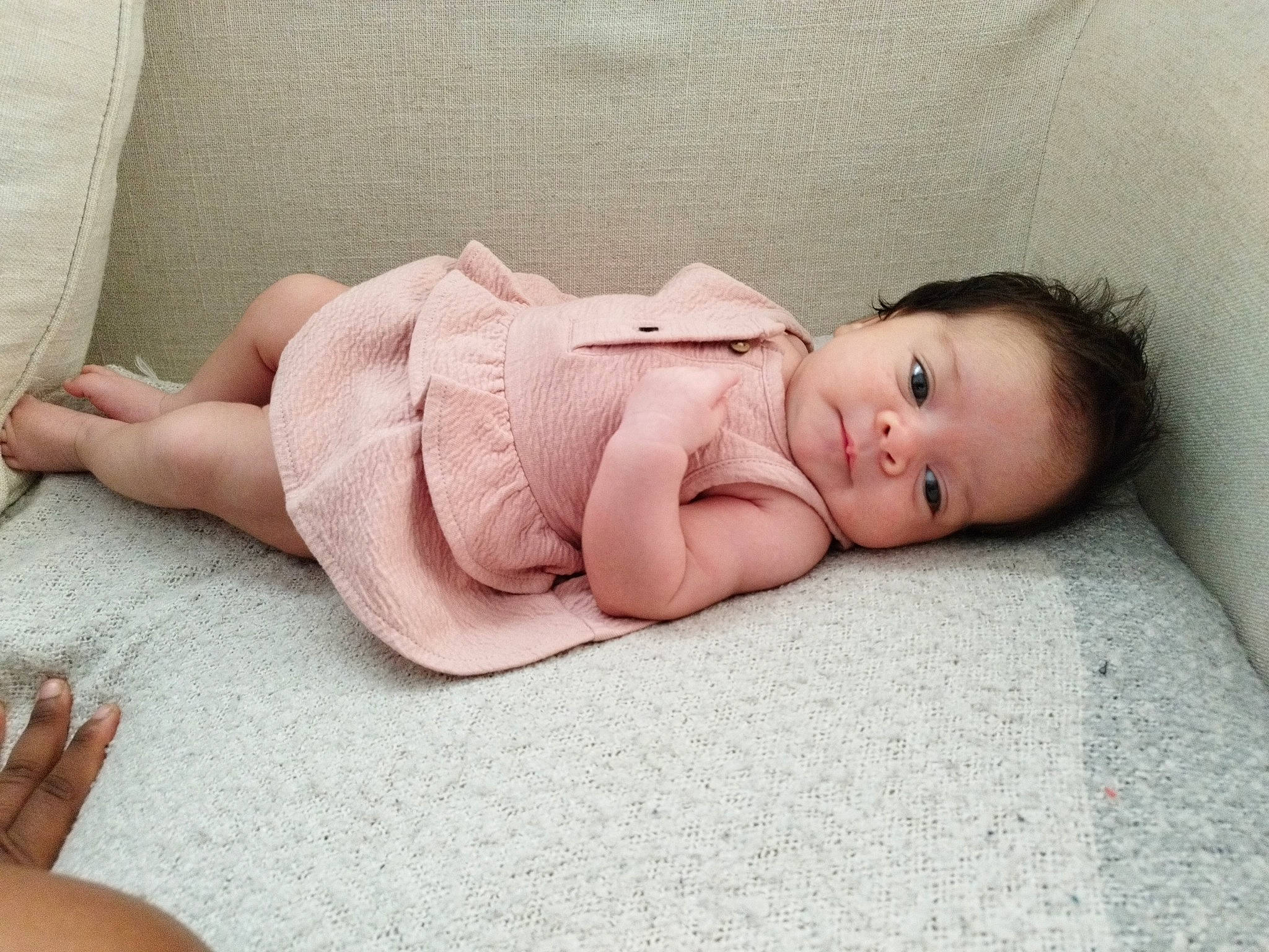 Maya a rejoint le concours — aidez-le/la à gagner de superbes lots ! baby, baby_toddler_clothing, cheek, child, comfort, face, finger, flooring, foot, head, headgear, human_body, linens, lip, nail, person, skin, sleeve, thumb, toddler