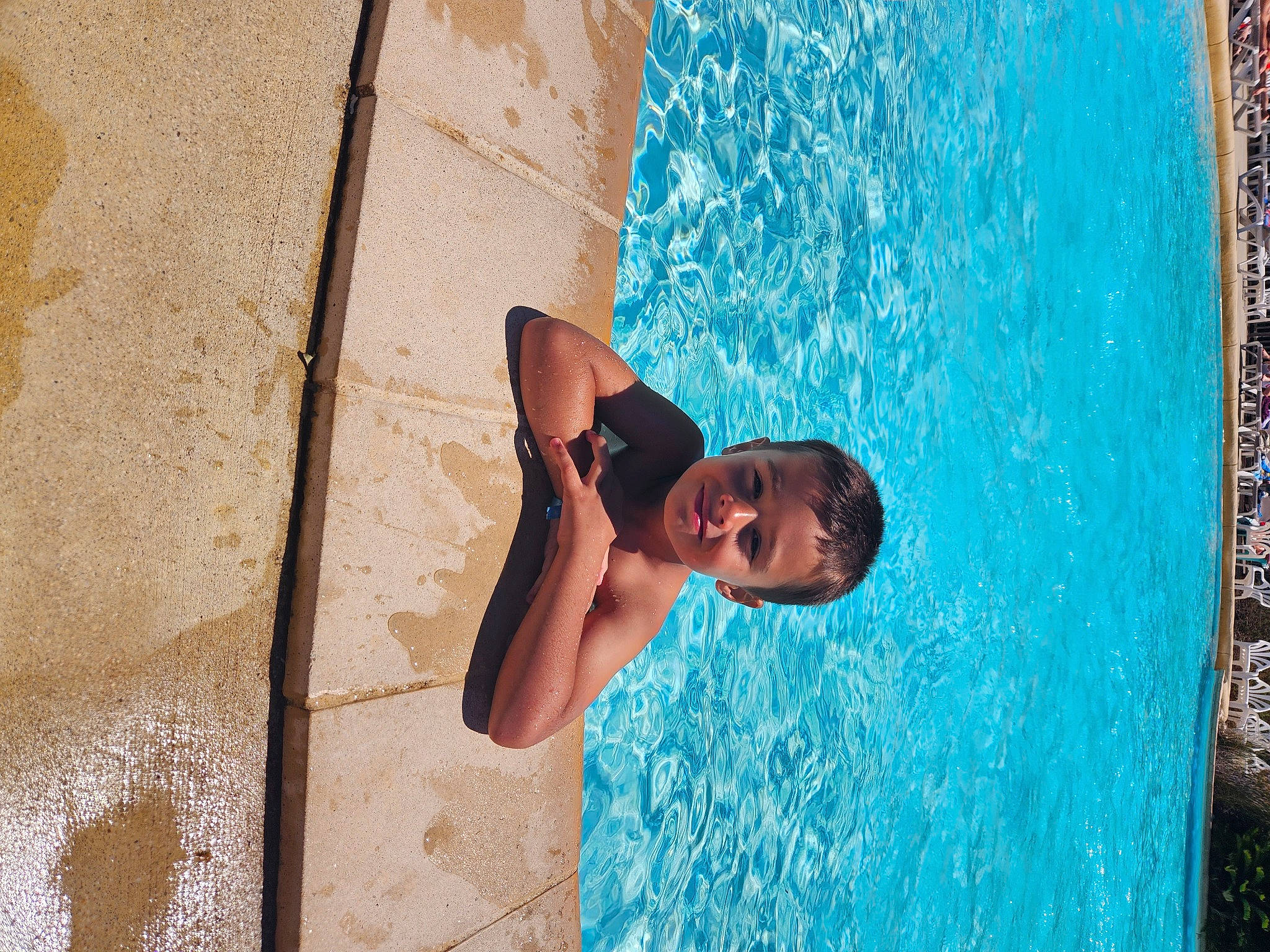 Enzo a rejoint le concours — aidez-le/la à gagner de superbes lots ! azure, back, barechested, child, concrete, elbow, fun, happy, joy, leisure, person, recreation, rock, sea, sunglasses, swimming_pool, t_shirt, tourism, town, vacation