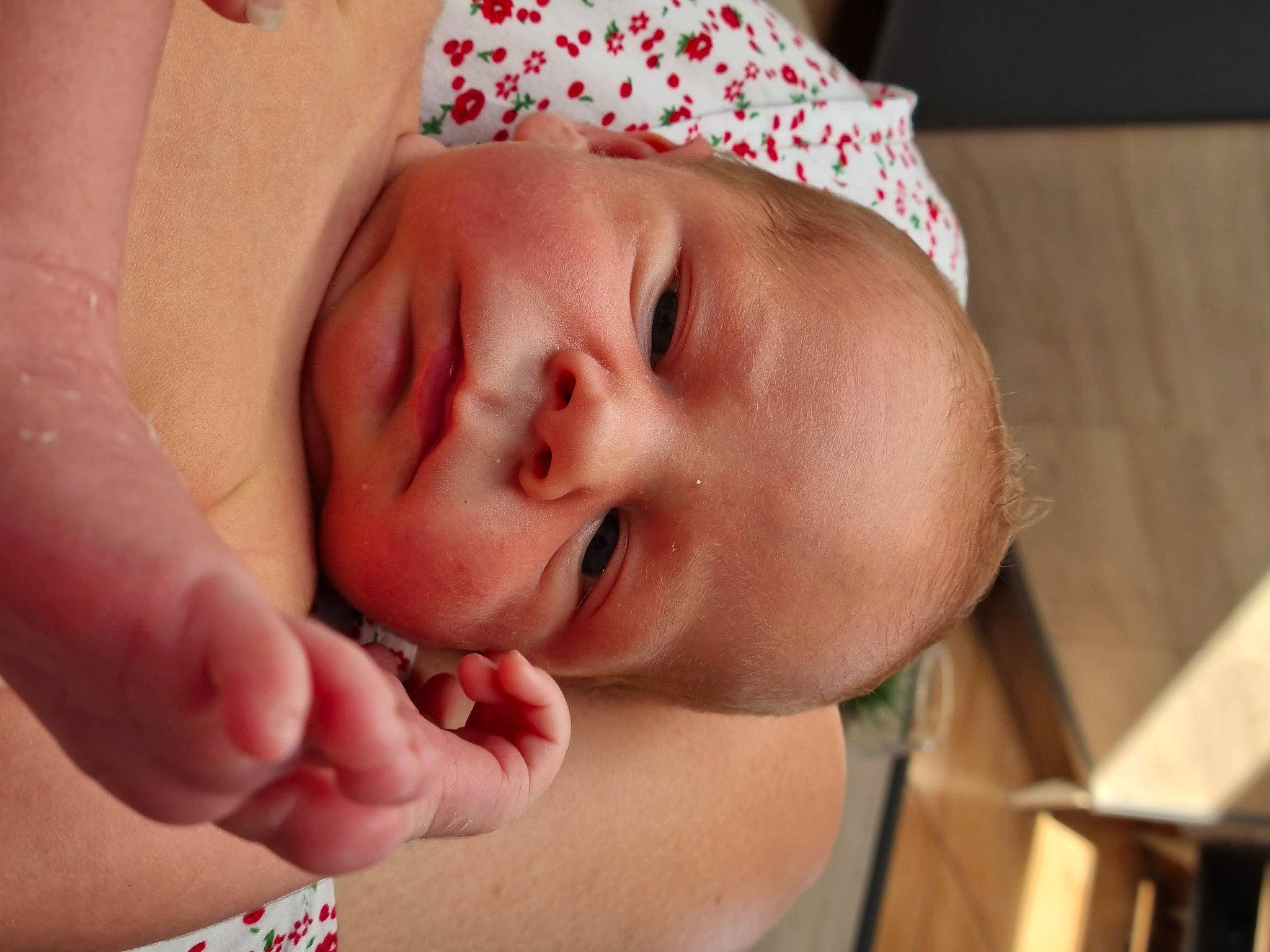 Raphaël a rejoint le concours — aidez-le/la à gagner de superbes lots ! baby, baby_toddler_clothing, cheek, ear, eye, eyebrow, eyelash, face, finger, gesture, head, headgear, iris, lip, mouth, neck, nose, person, pink, skin