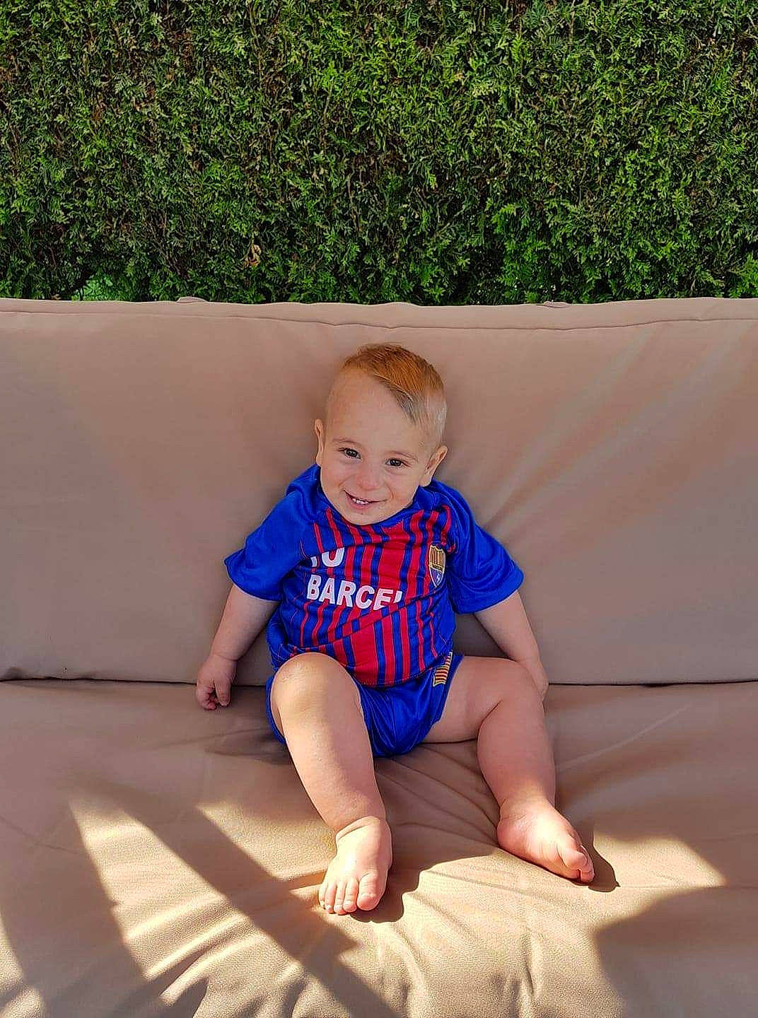 Logan a rejoint le concours — aidez-le/la à gagner de superbes lots ! baby, barefoot, blue, child, fun, joy, leg, leisure, person, play, sitting, skin, smile, summer, toddler, vacation