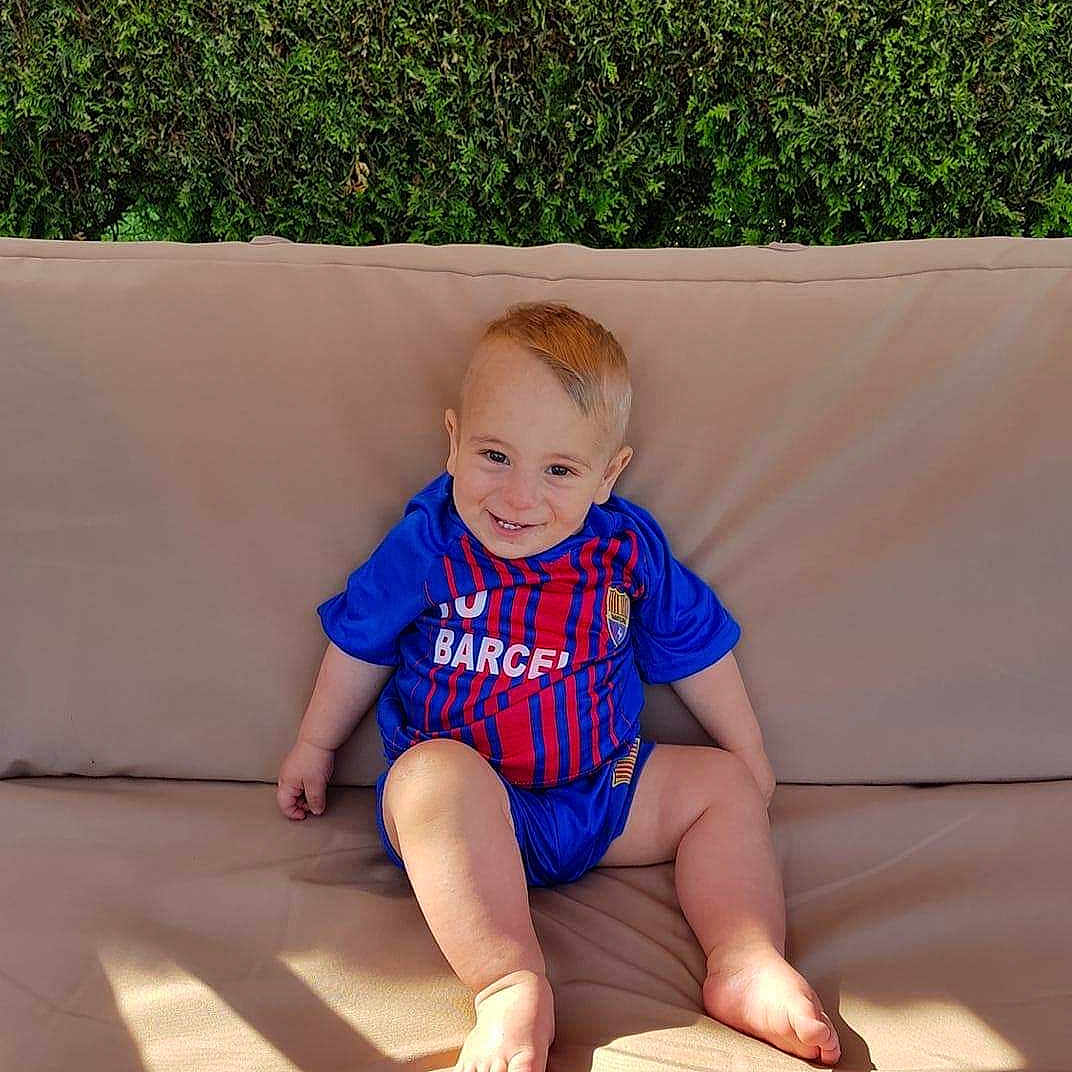 Logan a rejoint le concours — aidez-le/la à gagner de superbes lots ! baby, barefoot, blue, child, fun, joy, leg, leisure, person, play, sitting, skin, smile, summer, toddler, vacation