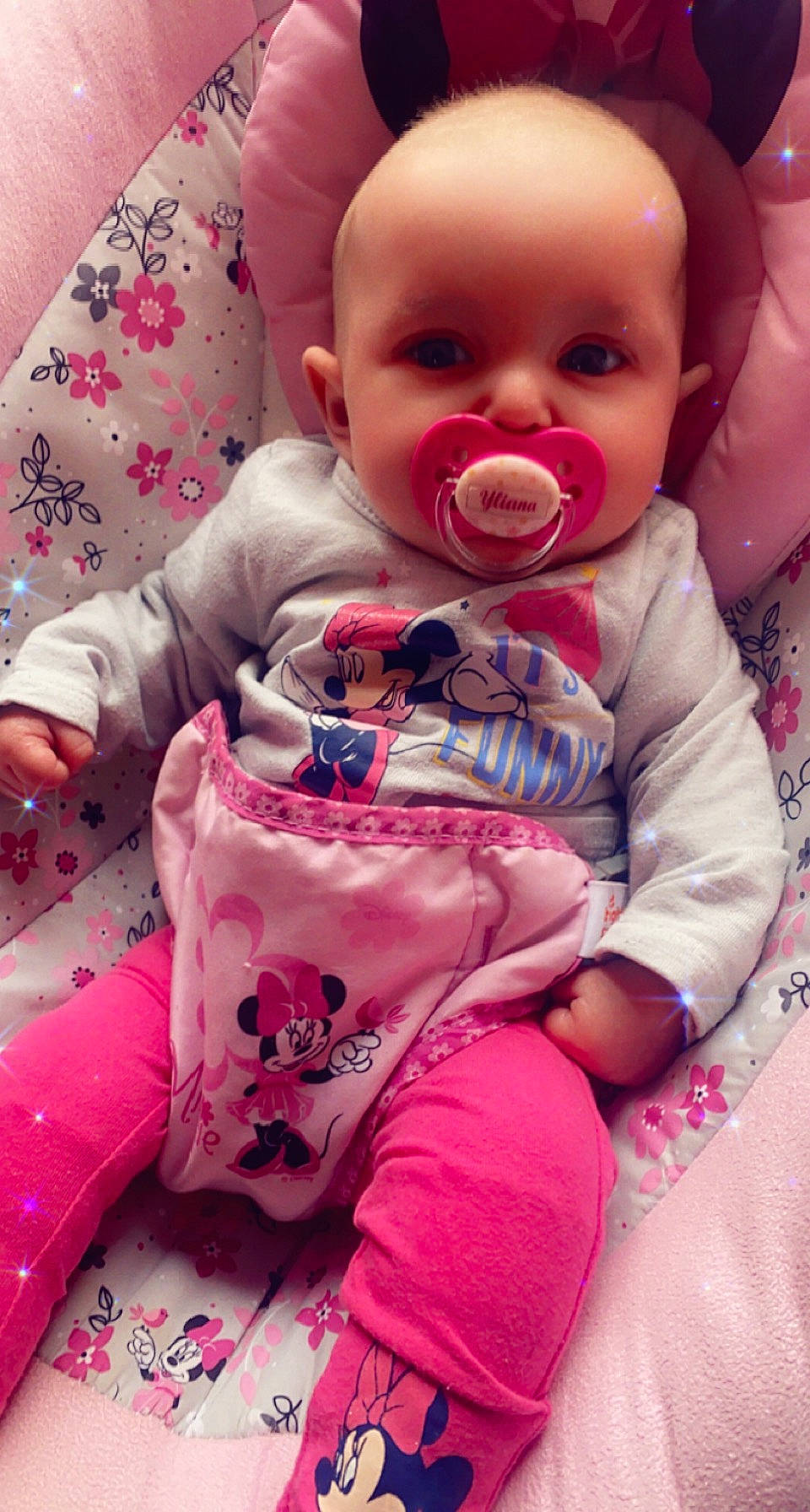 Yliana a rejoint le concours — aidez-le/la à gagner de superbes lots ! baby, baby_toddler_clothing, cheek, child, chin, comfort, facial_expression, happy, head, iris, lip, magenta, mouth, nose, pattern, person, pink, skin, sleeve, toddler