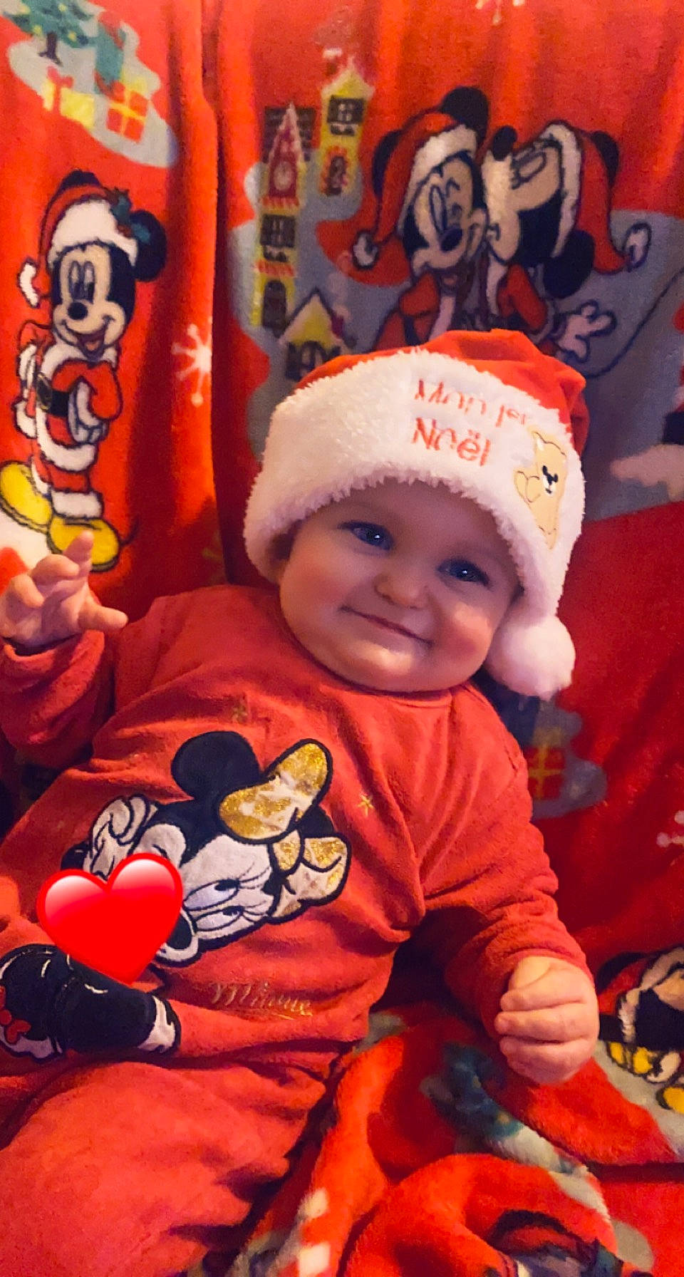 Yliana a rejoint le concours — aidez-le/la à gagner de superbes lots ! baby, baby_toddler_clothing, cap, child, costume_hat, facial_expression, fictional_character, fun, happy, headgear, headwear, holiday, joy, orange, organ, person, product, red, sleeve, smile