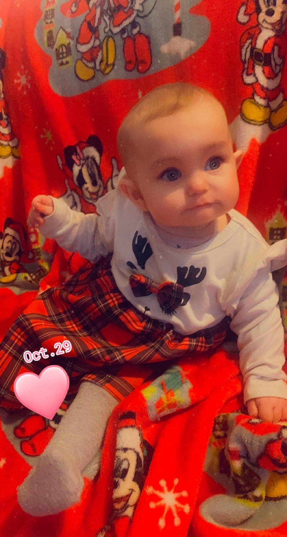 Yliana a rejoint le concours — aidez-le/la à gagner de superbes lots ! baby, baby_toddler_clothing, cheek, child, event, facial_expression, flooring, fun, happy, head, orange, pattern, person, product, red, sitting, skin, sleeve, textile, toddler