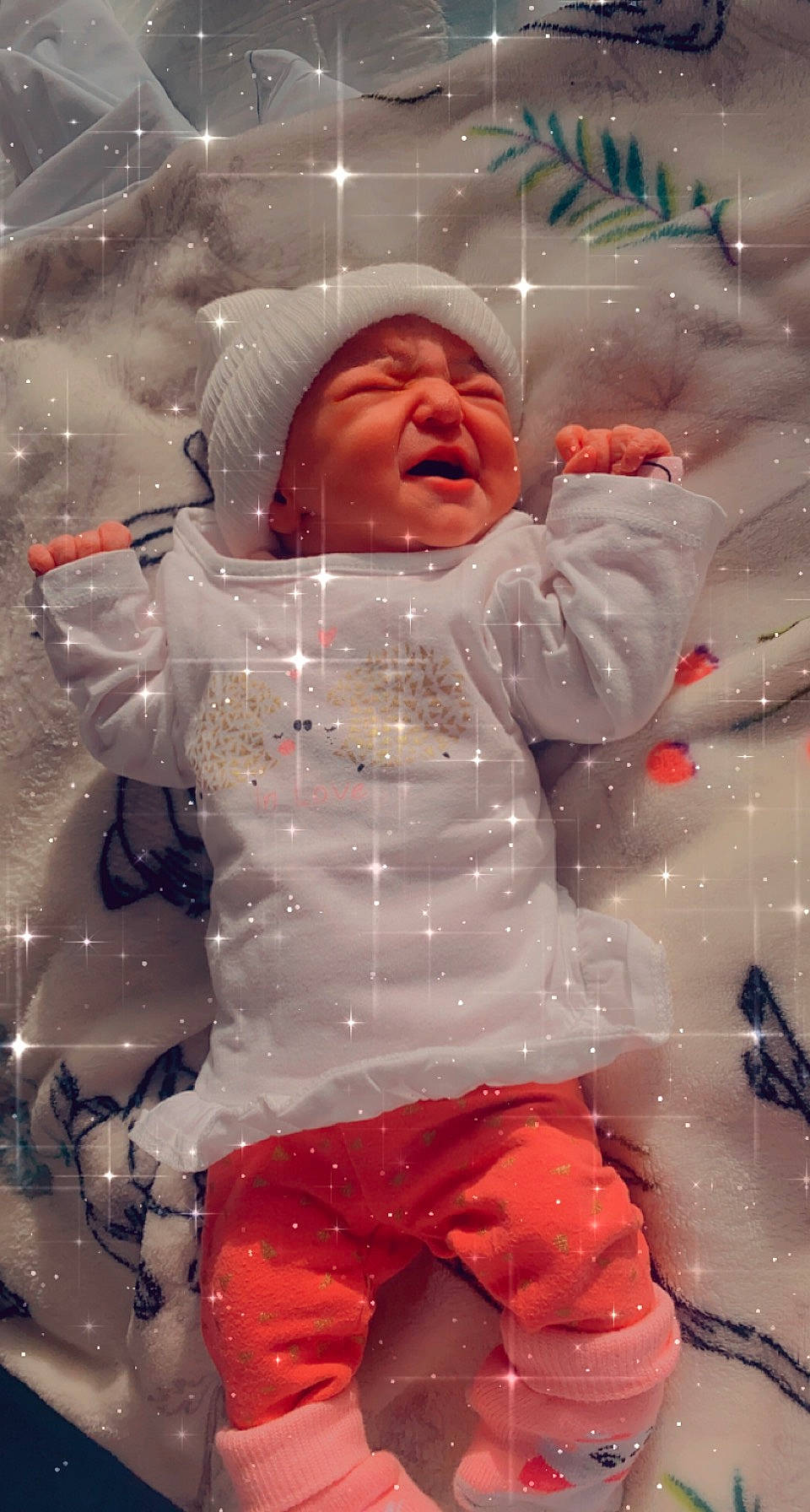 Yliana a rejoint le concours — aidez-le/la à gagner de superbes lots ! arm, baby, baby_toddler_clothing, cheek, child, event, face, facial_expression, fun, gesture, hand, happy, head, human_body, mouth, person, pink, skin, sleeve, toddler