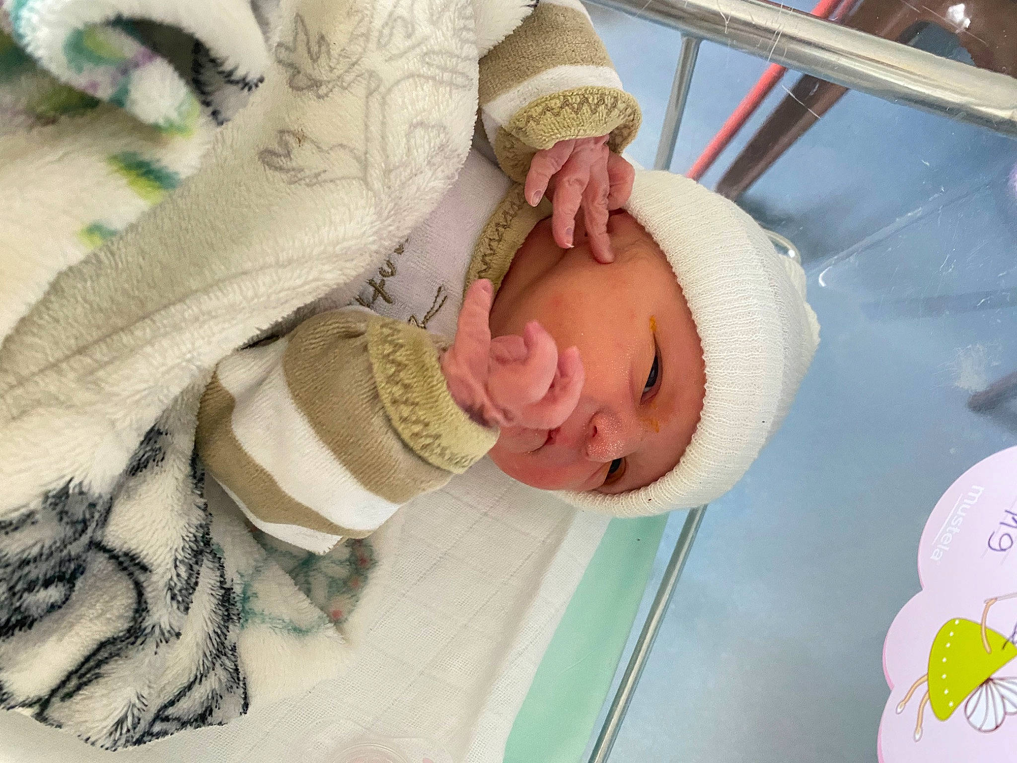 Yliana a rejoint le concours — aidez-le/la à gagner de superbes lots ! baby, baby_products, baby_safety, baby_sleeping, child, childbirth, comfort, elbow, eye, eyelash, fashion_accessory, happy, hat, headwear, hospital, linens, pattern, person, room, textile