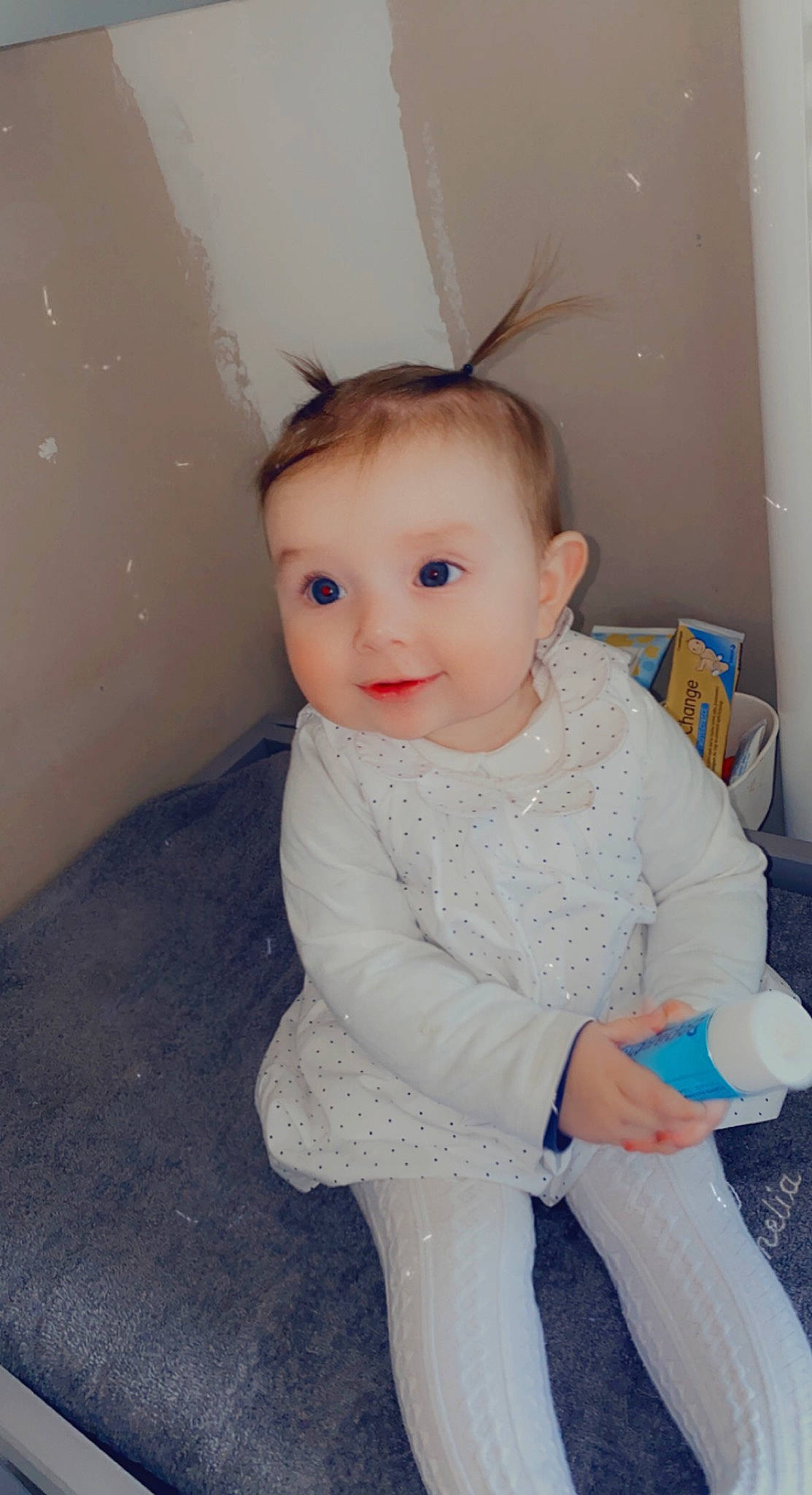 Thymélia a rejoint le concours — aidez-le/la à gagner de superbes lots ! baby, baby_toddler_clothing, cheek, child, eyelash, floor, flooring, fun, fur, happy, headgear, human_body, iris, joy, lip, neck, person, shoulder, skin, sleeve