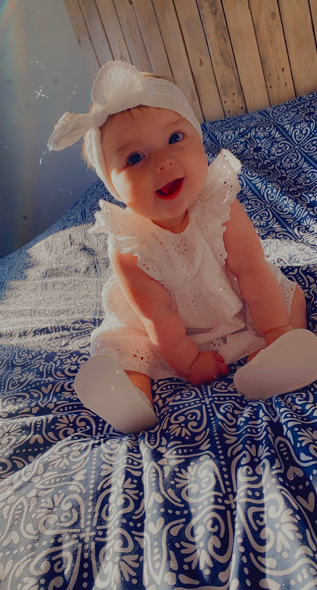 Thymélia participe au concours pour gagner de l'argent avec cette photo : azure, baby, baby_toddler_clothing, beauty, blue, child, face, fashion_accessory, fun, hair_accessory, happy, headgear, headpiece, headwear, human_leg, pattern, person, pink, skin, smile