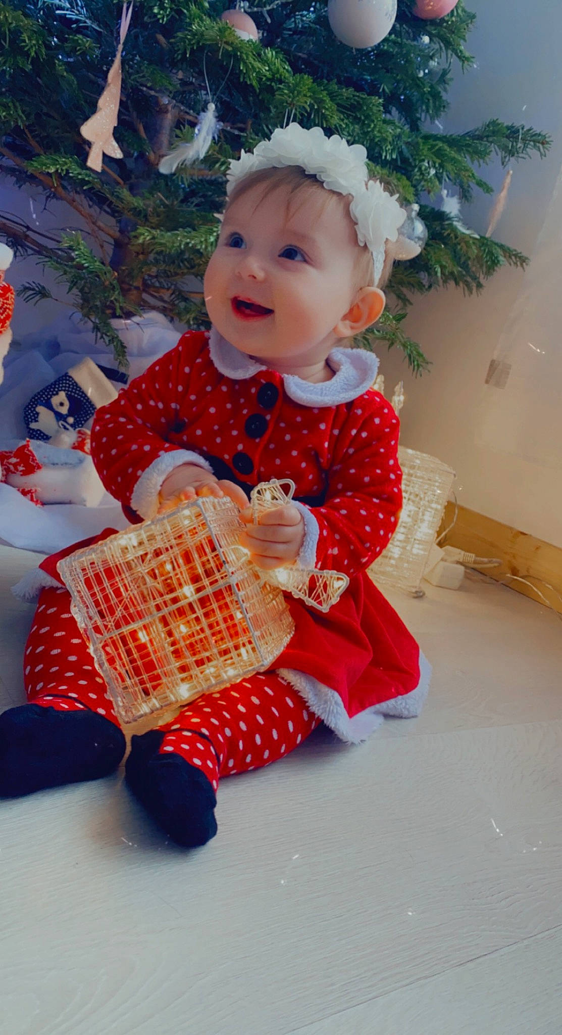 Thymélia a rejoint le concours — aidez-le/la à gagner de superbes lots ! baby, baby_toddler_clothing, carmine, child, christmas, christmas_decoration, christmas_ornament, event, fun, happy, holiday, ornament, pattern, person, plant, play, sitting, sleeve, smile, sweetness