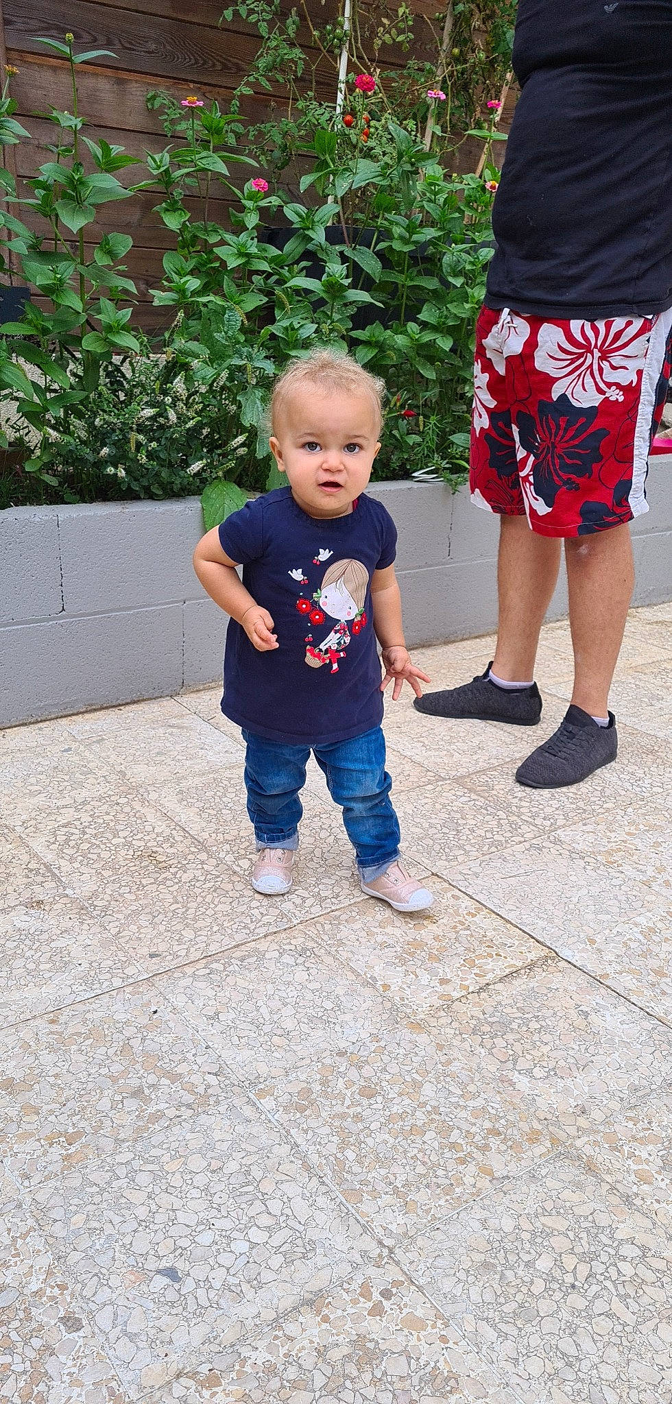Alyna a rejoint le concours — aidez-le/la à gagner de superbes lots ! baby_toddler_clothing, bermuda_shorts, child, clothing, flooring, gesture, grass, human_body, leg, leisure, person, plant, recreation, shoe, shorts, sneakers, standing, surprise, t_shirt, toddler