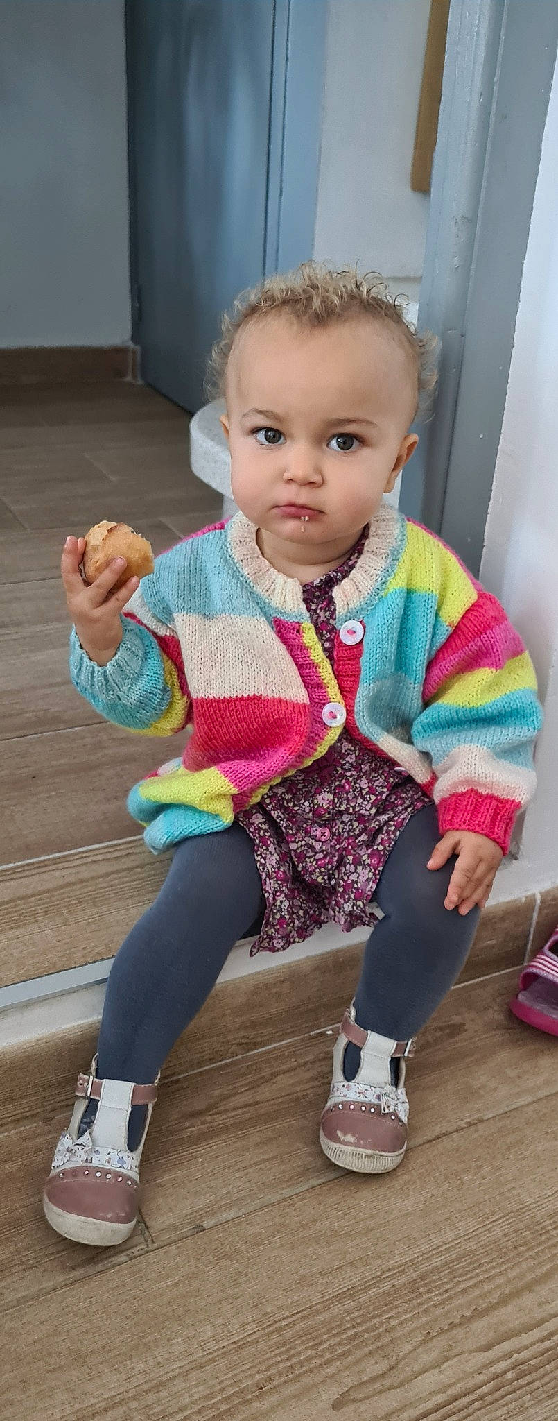 Alyna a rejoint le concours — aidez-le/la à gagner de superbes lots ! arm, baby_toddler_clothing, black, cheek, eye, face, hairstyle, human_body, iris, joint, knee, leg, neck, people, person, pink, skin, sleeve, standing, toddler