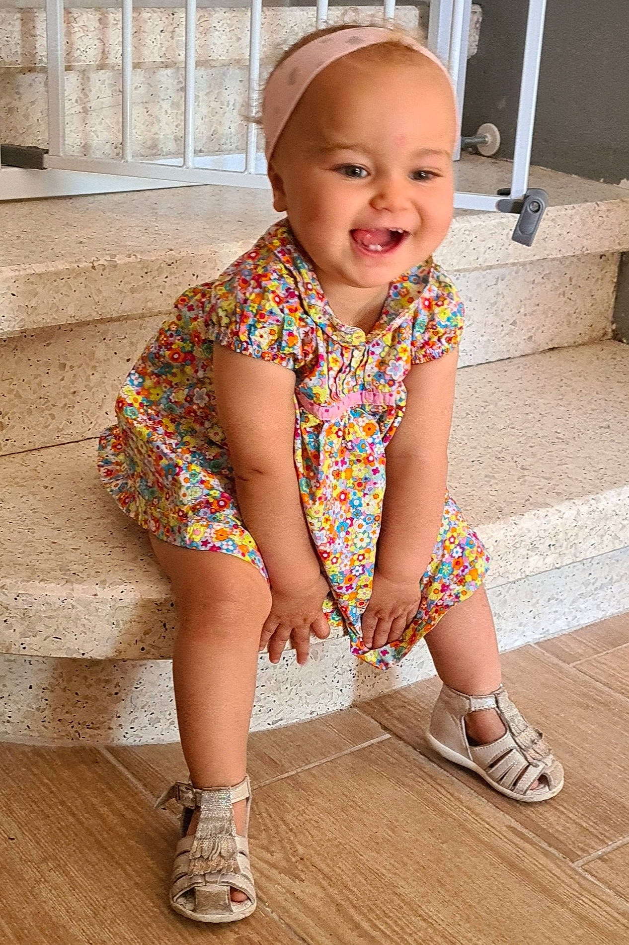 Alyna a rejoint le concours — aidez-le/la à gagner de superbes lots ! baby, baby_toddler_clothing, child, flooring, footwear, happy, human_leg, joy, knee, magenta, pattern, person, pink, shoe, sitting, skin, sleeve, smile, standing, t_shirt