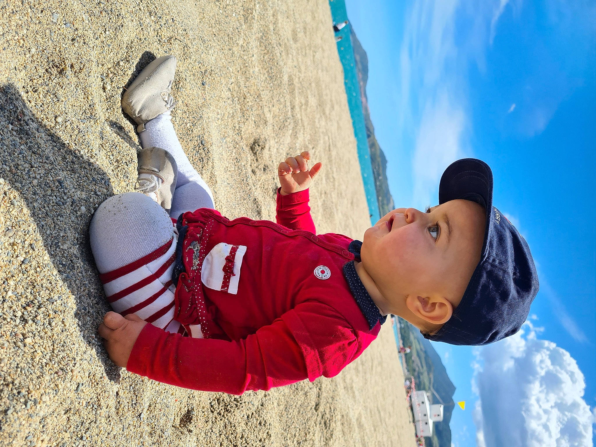 Alyna participe au concours pour gagner de l'argent avec cette photo : adventure, arm, azure, blue, cloud, electric_blue, foot, fun, gesture, glove, hand, happy, hat, headwear, human_leg, landscape, leisure, people_in_nature, person, recreation