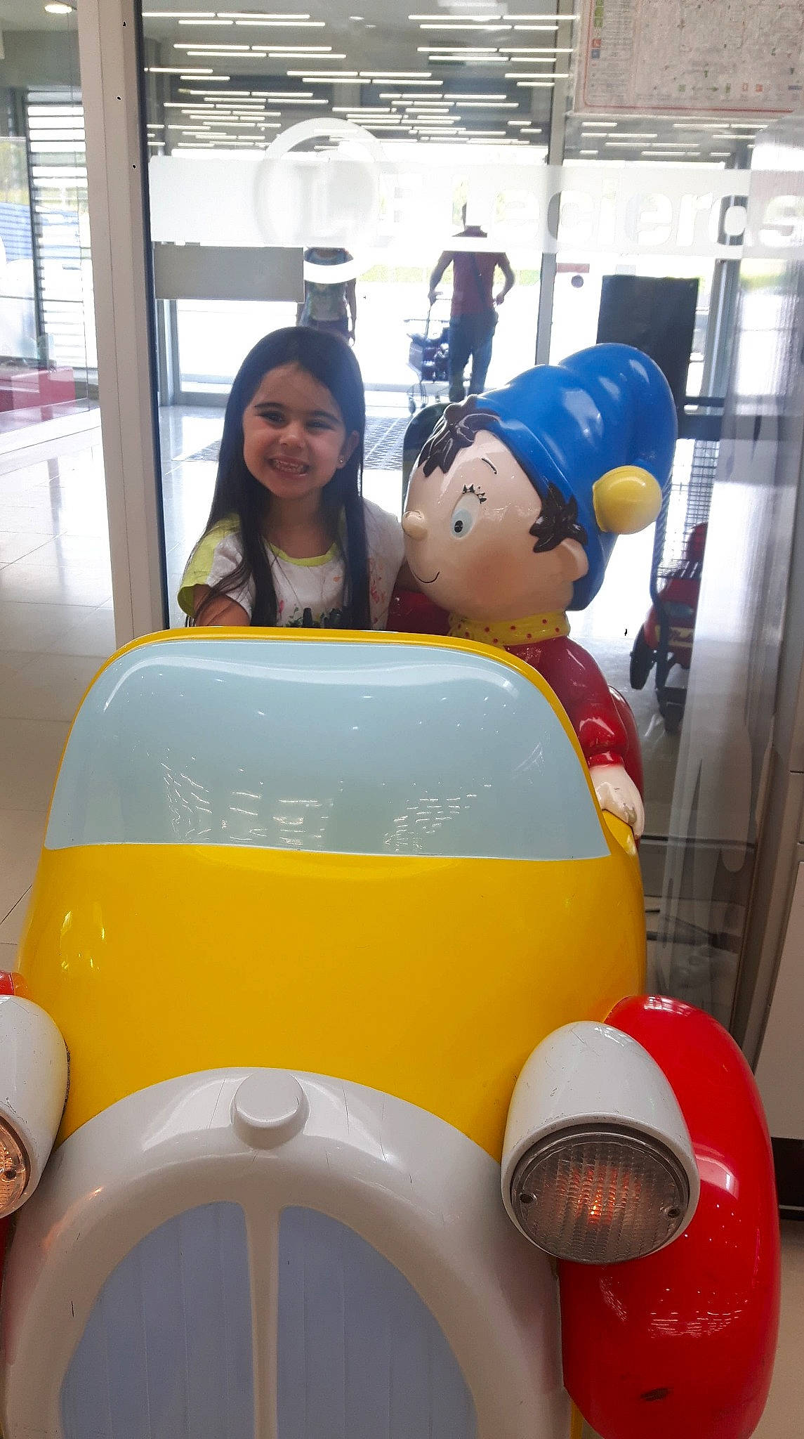 Tatiana participe au concours pour gagner de l'argent avec cette photo : child, fun, joy, person, smile, yellow