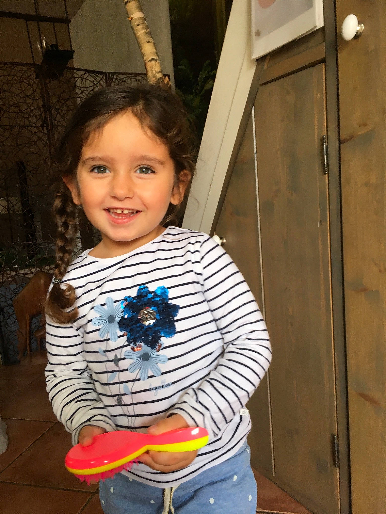 Ilena a rejoint le concours — aidez-le/la à gagner de superbes lots ! child, cool, day, eye, fun, girl, hairstyle, joy, person, product, shoulder, skin, smile, textile, toddler