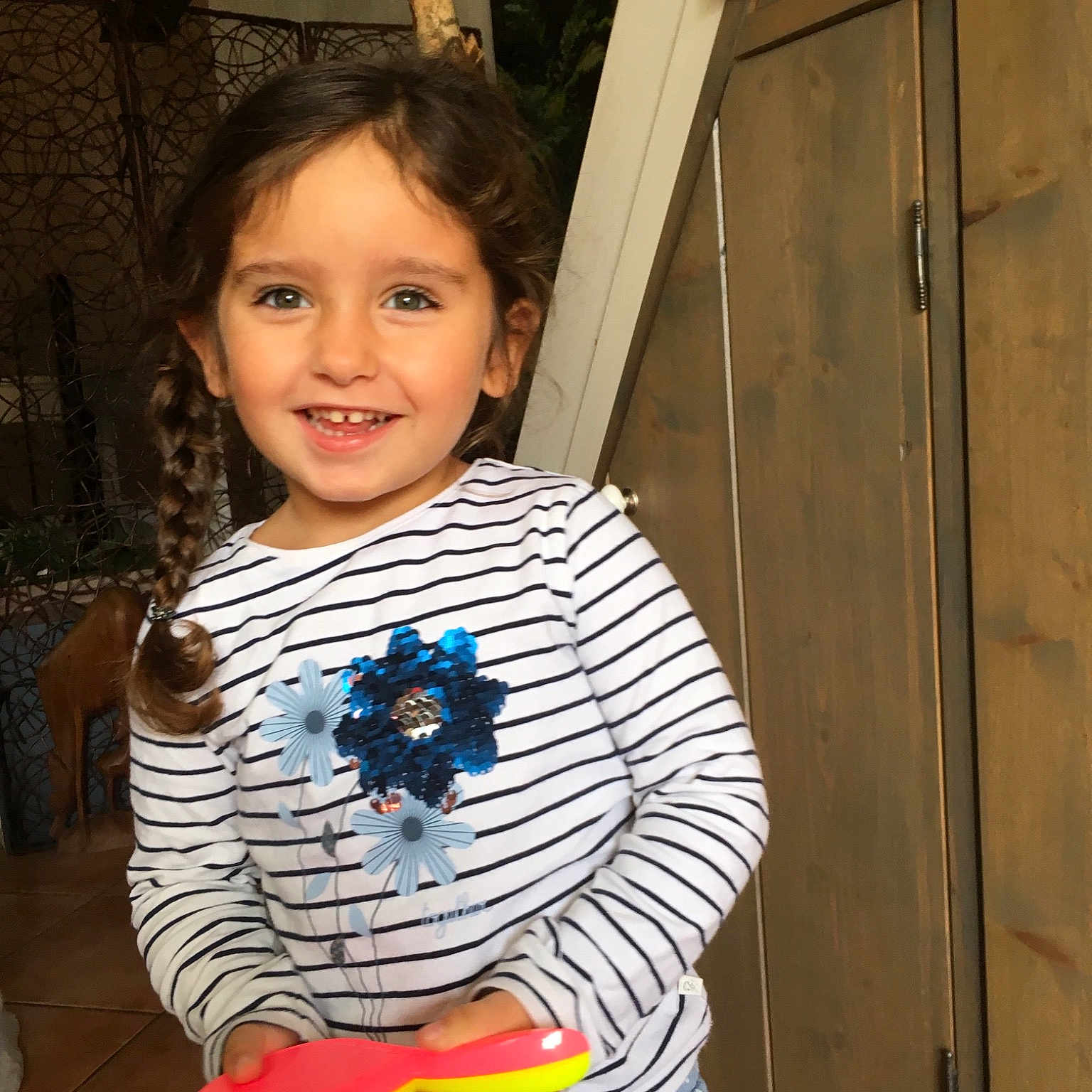 Ilena a rejoint le concours — aidez-le/la à gagner de superbes lots ! child, cool, day, eye, fun, girl, hairstyle, joy, person, product, shoulder, skin, smile, textile, toddler