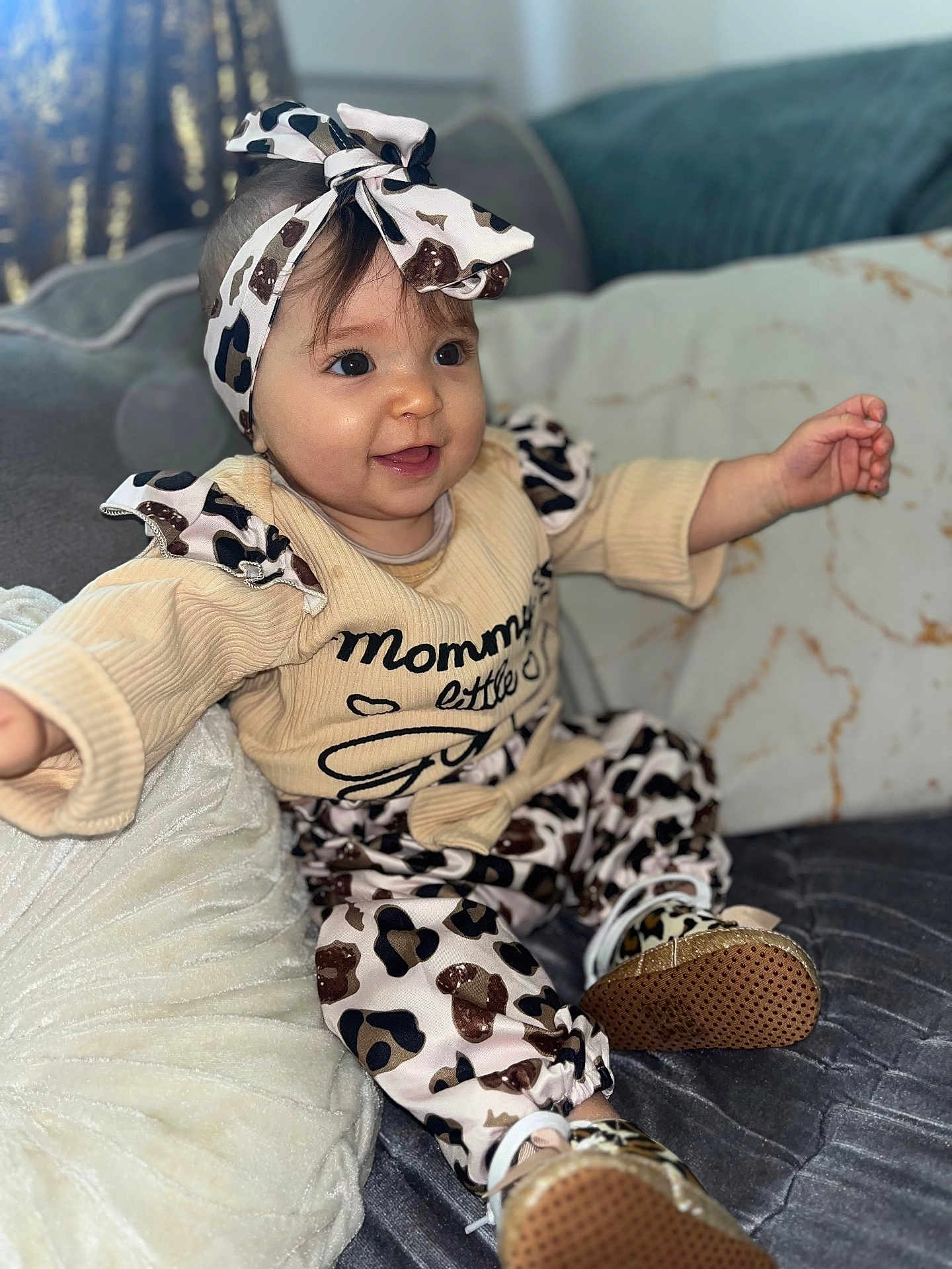 Kyara a rejoint le concours — aidez-le/la à gagner de superbes lots ! baby, infant, child, smiling, happy, leopard_print, headband, outfit, sitting, couch, pillow, indoors, cute, small_shoes, clothing, person, portrait, young_child, soft_lighting, cozy