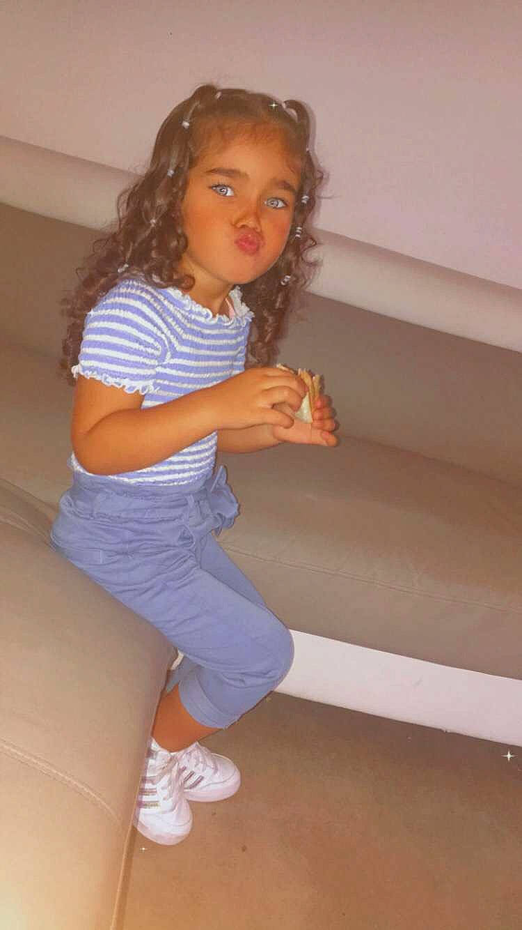 Kataleya participe au concours pour gagner de l'argent avec cette photo : baby_toddler_clothing, child, elbow, fashion_design, flooring, fun, human_leg, knee, long_hair, person, room, sandal, sitting, sleeve, sock, t_shirt, thigh, toddler, waist