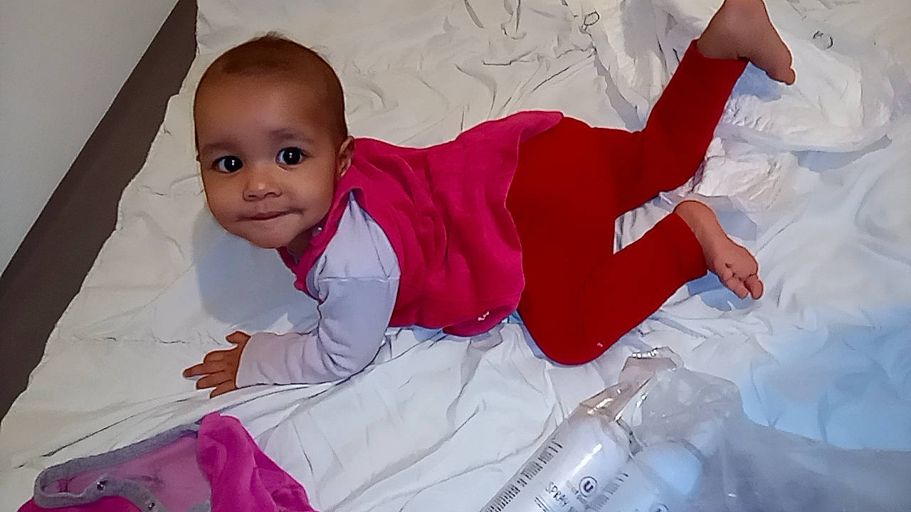 Eve participe au concours pour gagner de l'argent avec cette photo : baby, baby_products, baby_toddler_clothing, carmine, cheek, child, comfort, event, face, finger, fun, happy, linens, person, pink, sitting, skin, sleeve, smile, textile