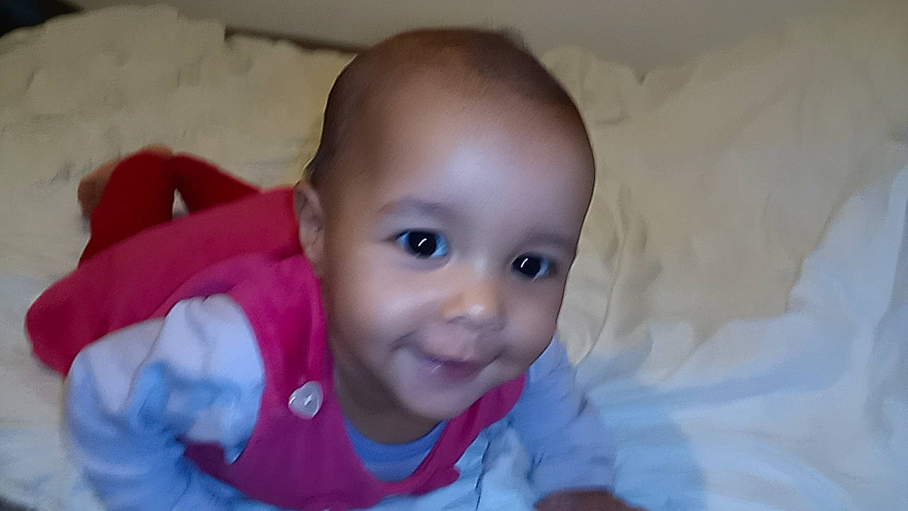 Eve a rejoint le concours — aidez-le/la à gagner de superbes lots ! baby, baby_toddler_clothing, cheek, child, comfort, ear, electric_blue, eyelash, flash_photography, fun, happy, iris, joy, laugh, lip, nose, person, portrait_photography, sitting, sleeve