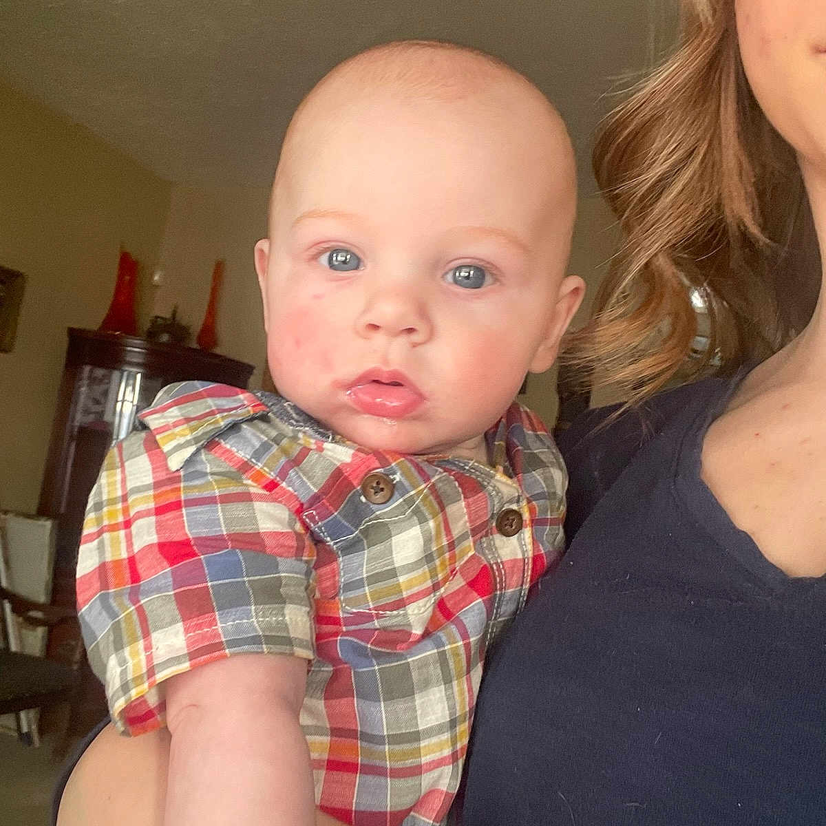 Deluka is registered to the contest to win money with this photo: adult, baby, blouse, bodypart, clothing, face, female, head, indoors, mouth, pants, people, person, photography, portrait, selfie, shirt, sitting, t_shirt, woman