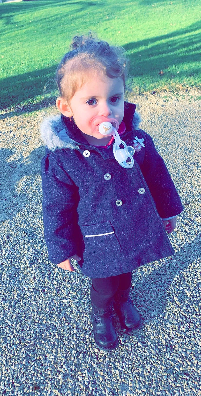 Emma a rejoint le concours — aidez-le/la à gagner de superbes lots ! baby, blond, child, coat, grass, jacket, joy, outerwear, person, plant, play, standing, toddler