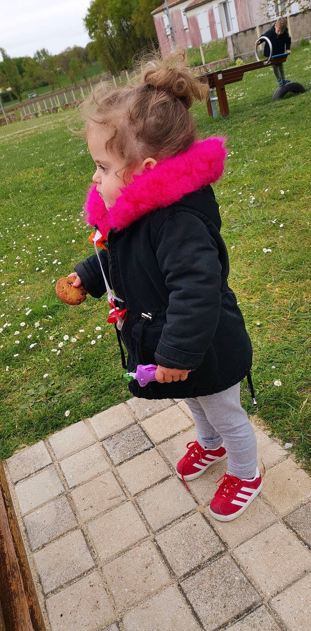 Emma participe au concours pour gagner de l'argent avec cette photo : child, footwear, grass, person, pink, plant, play, recreation, shoe, toddler, walking