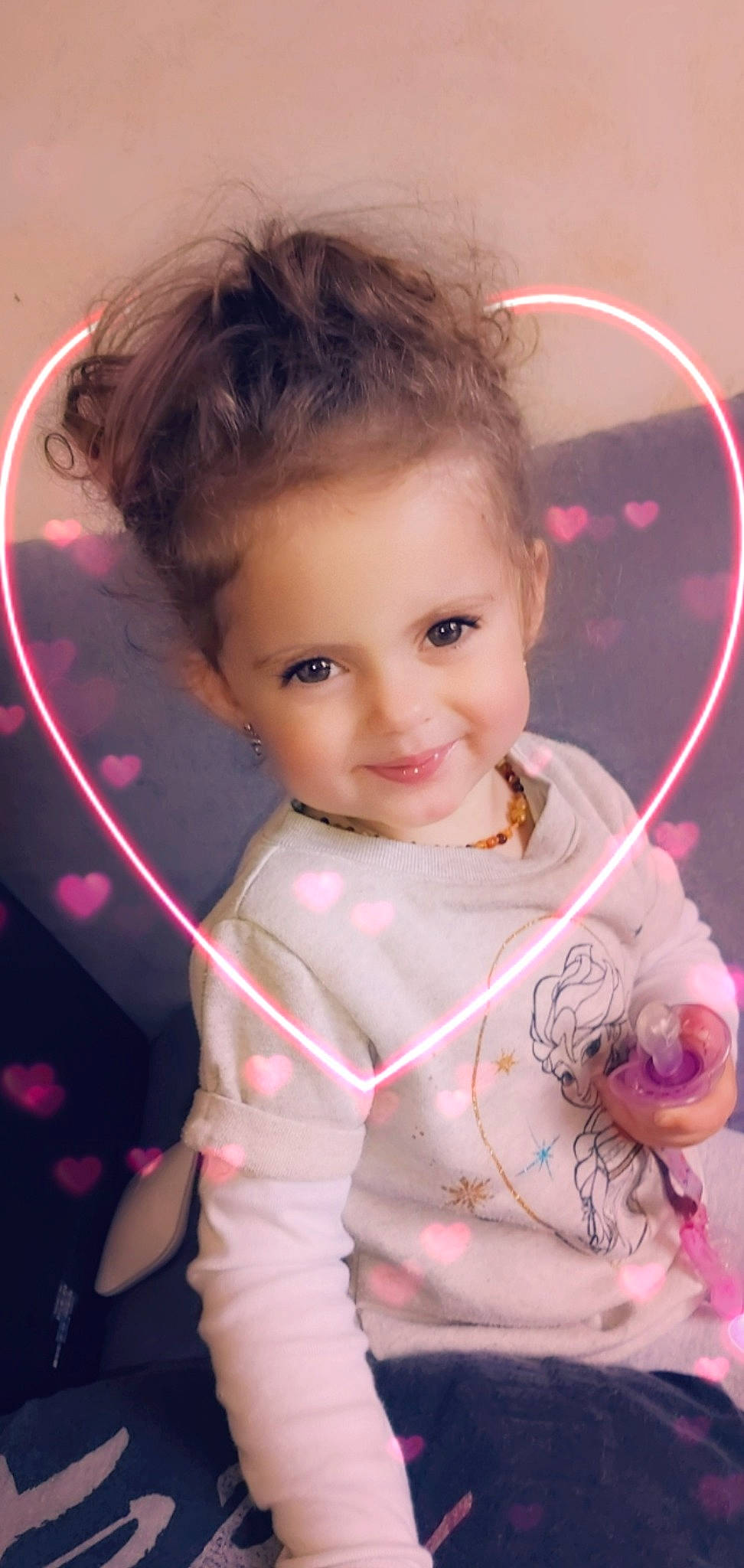 Emma a rejoint le concours — aidez-le/la à gagner de superbes lots ! baby, brown_hair, cheek, child, child_model, face, forehead, hair, head, joy, person, smile, toddler