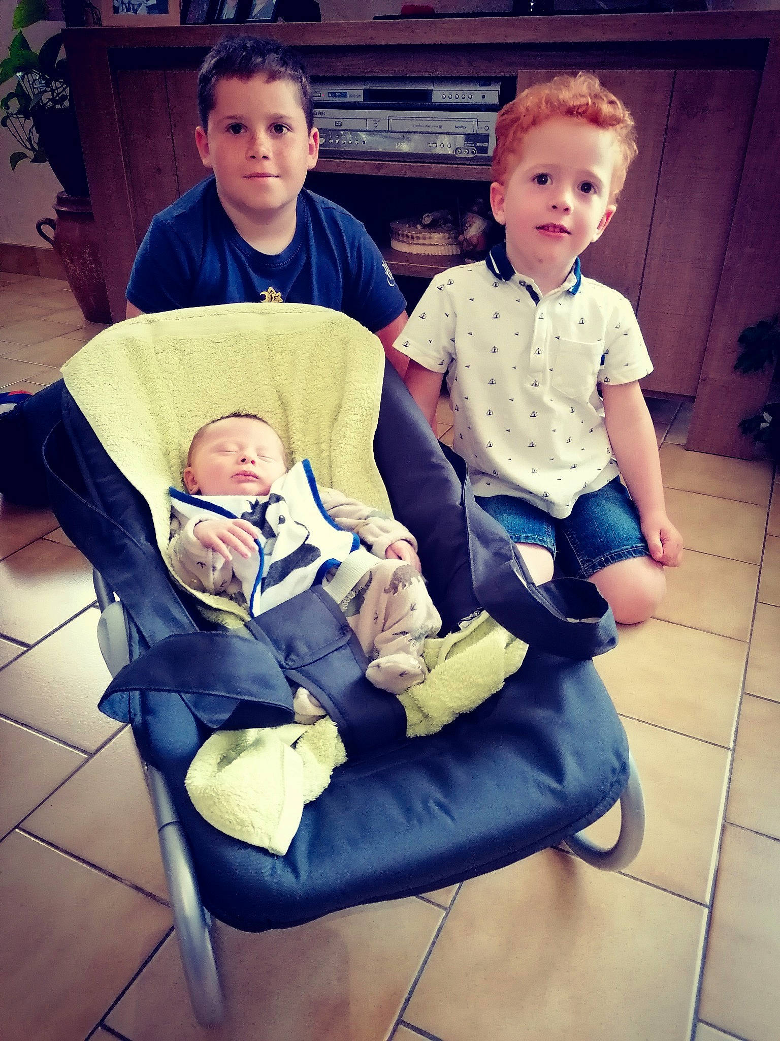 Owen participe au concours pour gagner de l'argent avec cette photo : baby, baby_toddler_clothing, blue, chair, child, comfort, cool, electric_blue, event, face, fun, hair, happy, iris, lap, person, photograph, sitting, snapshot, t_shirt