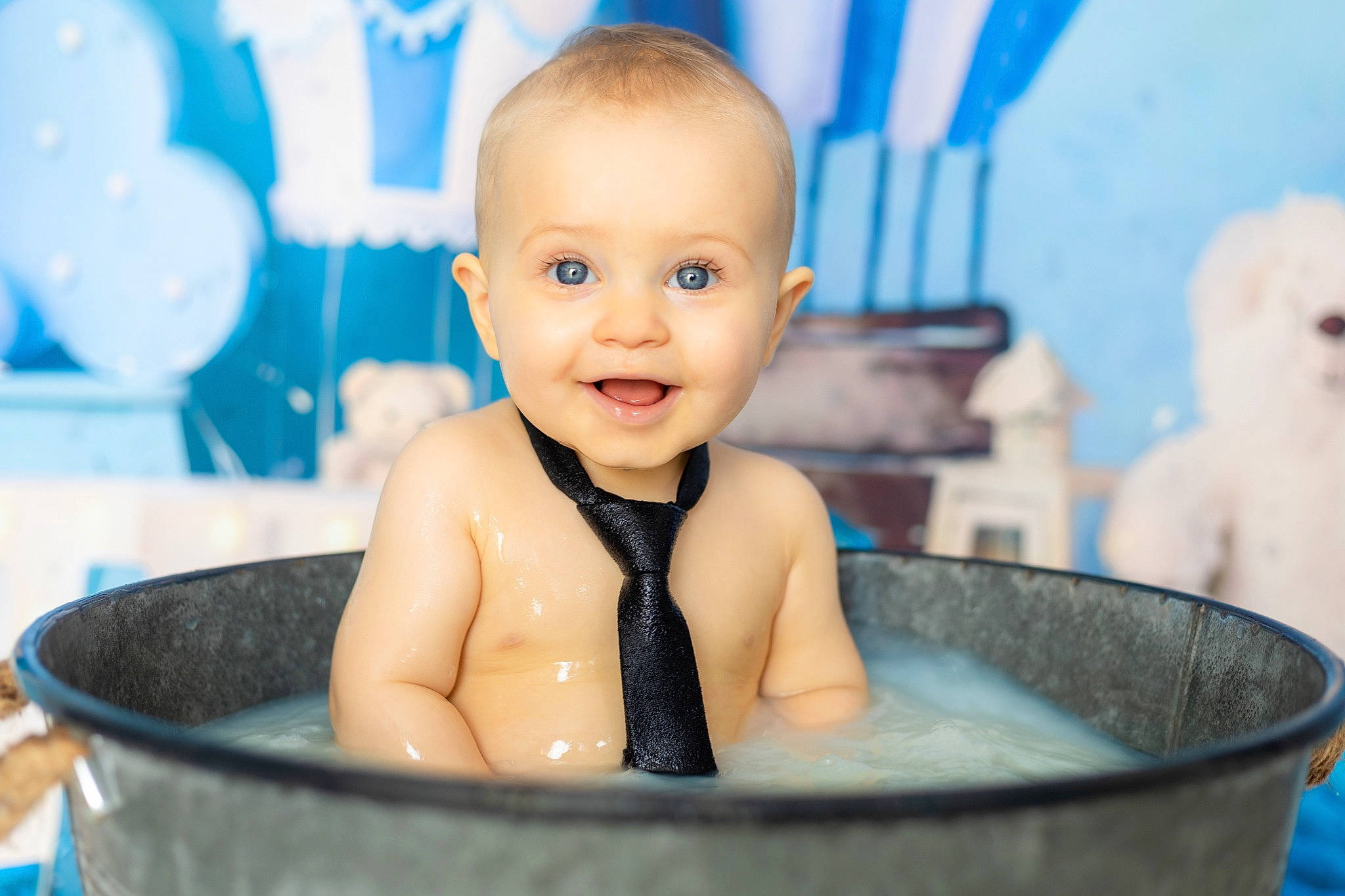Solann participe au concours pour gagner de l'argent avec cette photo : baby, baby_bathing, baby_playing_with_toys, baby_products, balloon, bathing, blue, cheek, chest, child, crawling, facial_expression, flash_photography, fun, happy, joy, leisure, person, sitting, skin