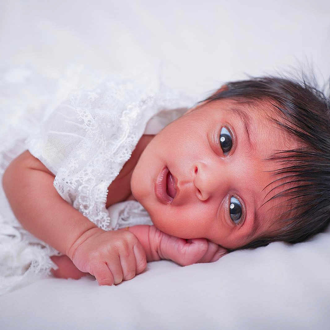 Ishwali a rejoint le concours — aidez-le/la à gagner de superbes lots ! baby, blanket, closeup, cute, eyes, face, hair, hand, head, infant, lace, lying_down, newborn, peaceful, portrait, resting, skin, sleepy, soft, white_background