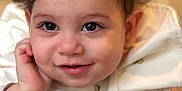 Sofia participe au concours pour gagner de l'argent avec cette photo : toddler, child, face, smile, eyes, hair, hand, bib, clothing, portrait, cute, indoors, baby, skin, expression, young_child, person, warm_lighting, closeup, happy