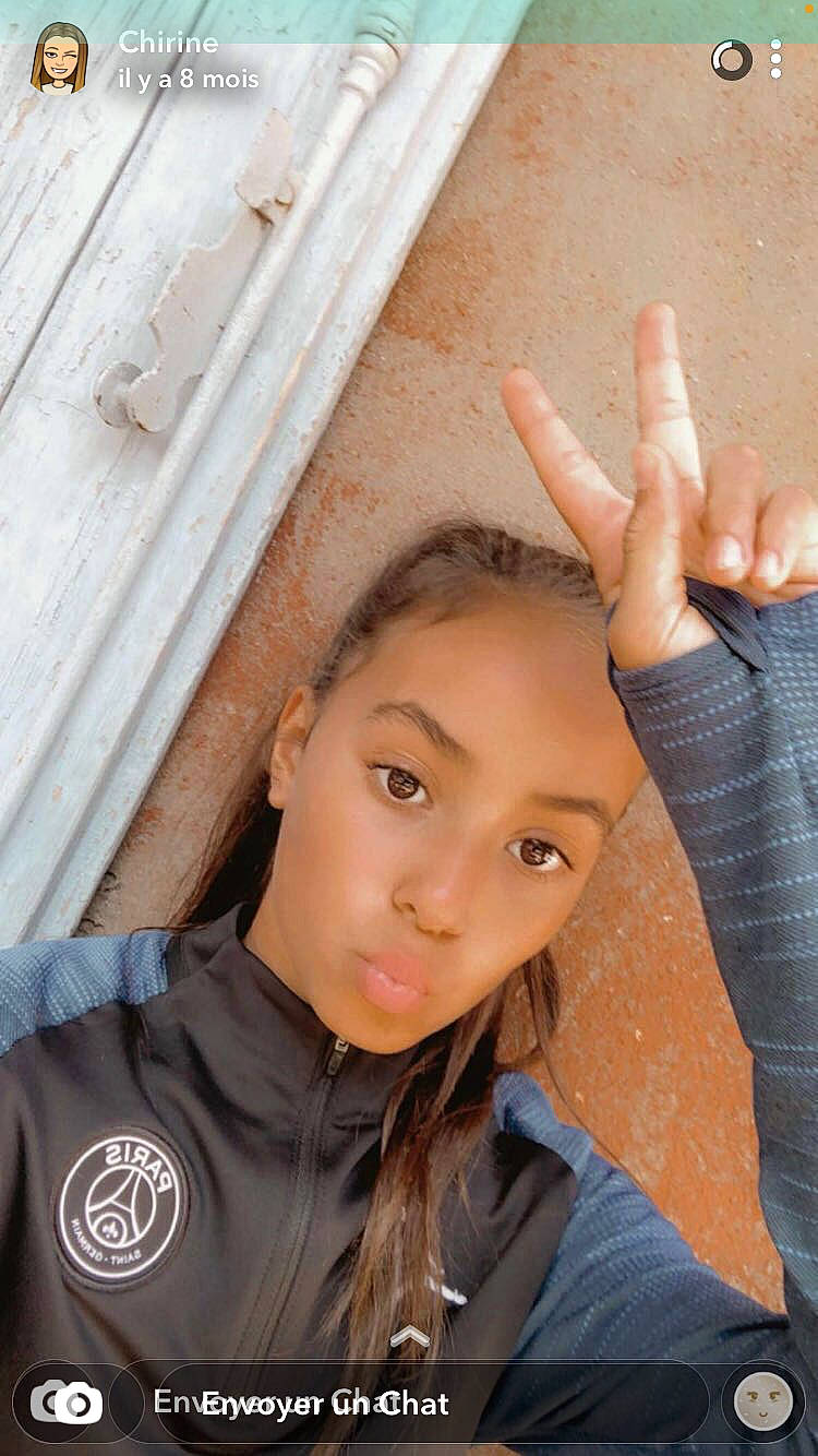 Kelya participe au concours pour gagner de l'argent avec cette photo : brown_hair, chin, clothing, cool, electric_blue, eye, eyebrow, face, forehead, gesture, happy, leisure, lip, long_hair, neck, person, skin, street_fashion, thumb, wall