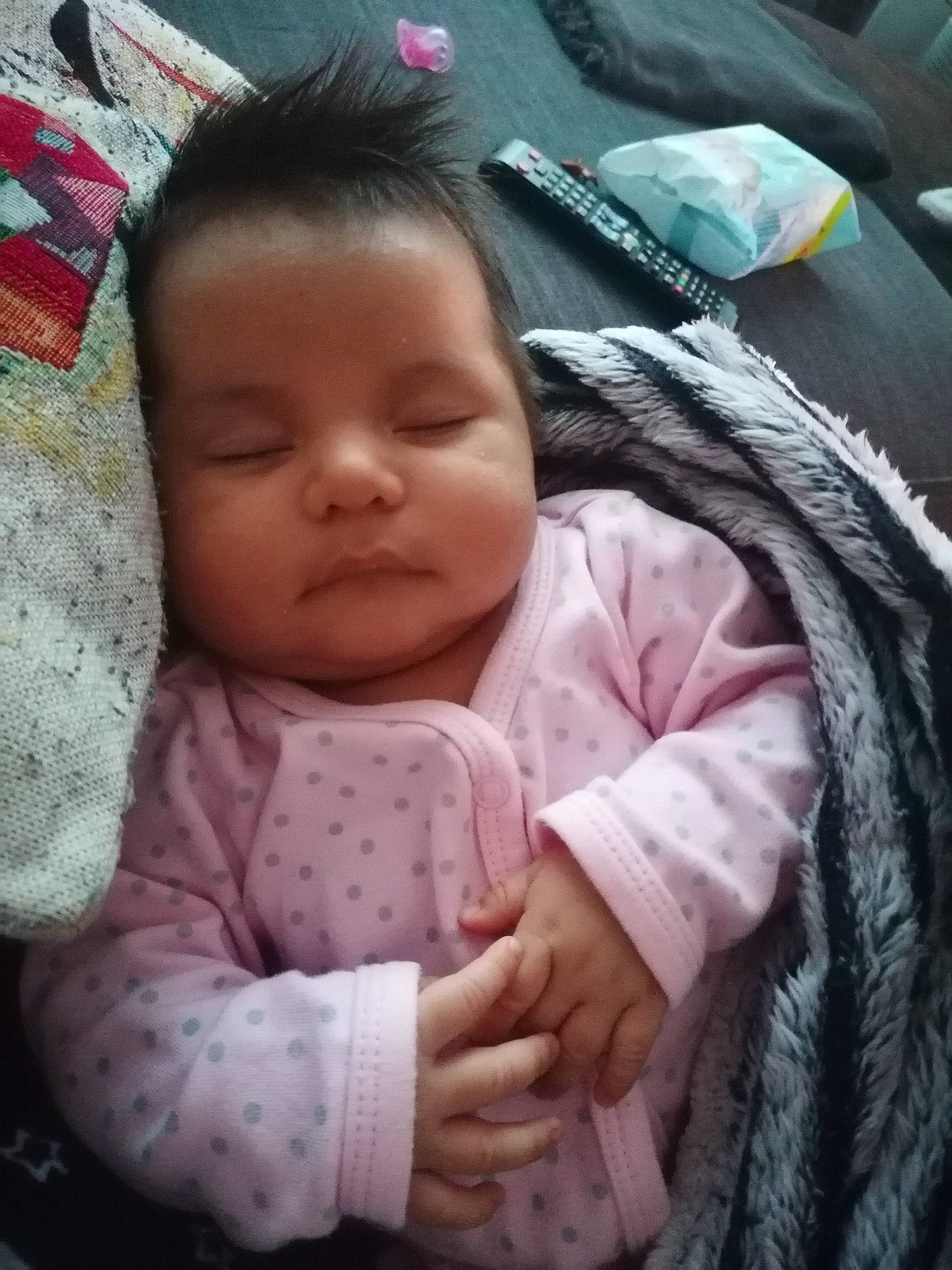 Loana participe au concours pour gagner de l'argent avec cette photo : baby, baby_products, baby_sleeping, baby_toddler_clothing, cheek, child, comfort, facial_expression, gesture, happy, iris, linens, lip, nose, outerwear, person, pink, skin, sleeve, textile