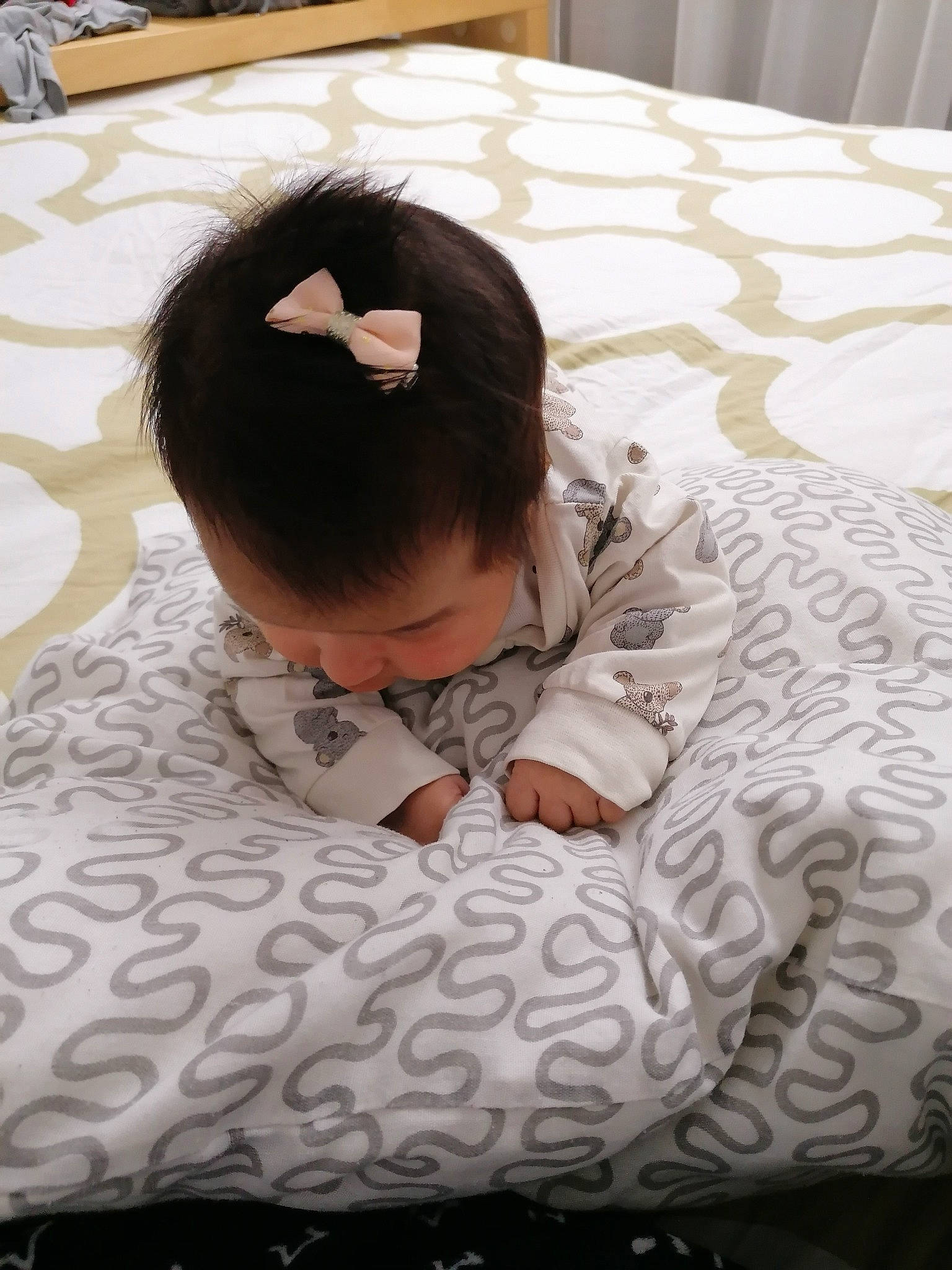 Loana a rejoint le concours — aidez-le/la à gagner de superbes lots ! baby, bed, bed_sheet, bedding, bedroom, bedtime, carpet, child, comfort, finger, flooring, hardwood, linens, pattern, person, room, sitting, sleeve, textile, toddler