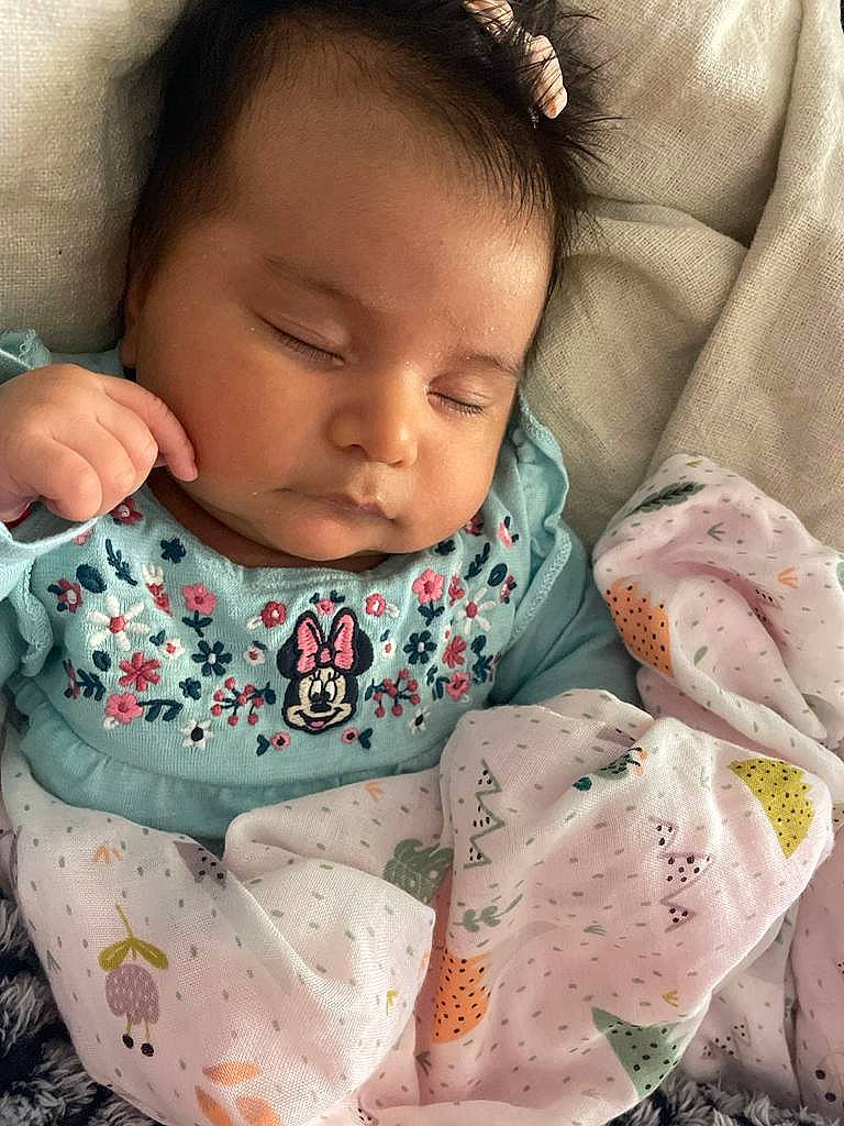 Loana participe au concours pour gagner de l'argent avec cette photo : baby_toddler_clothing, cheek, chin, comfort, dress, ear, eyebrow, face, facial_expression, hair, hand, happy, lip, mouth, neck, nose, person, skin, sleeve, textile