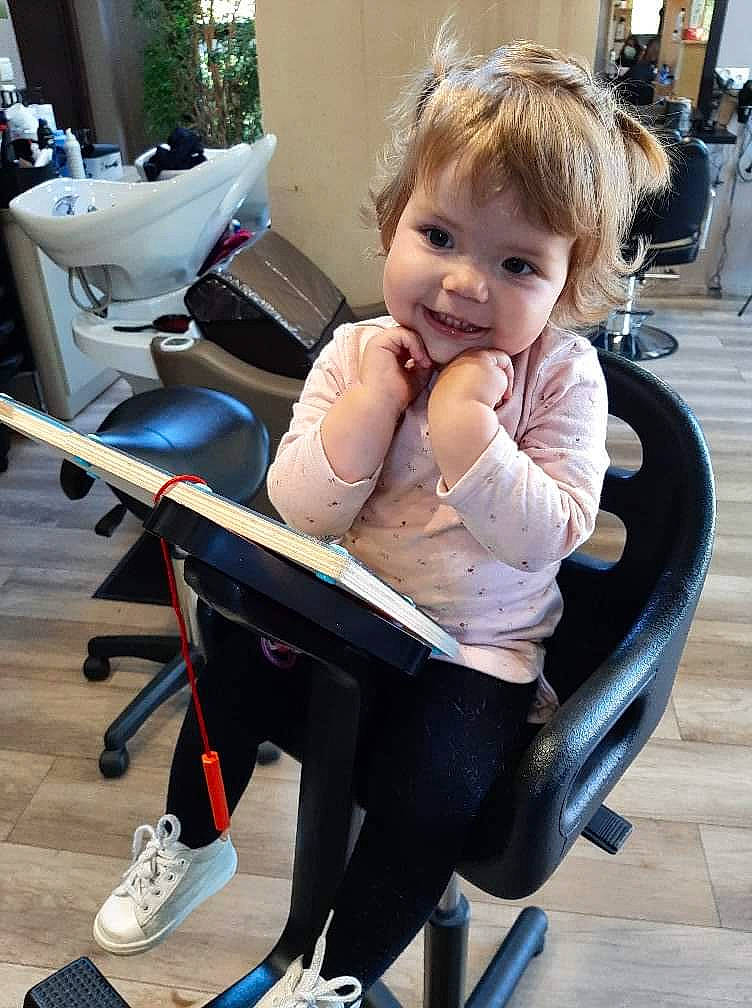Maëlys participe au concours pour gagner de l'argent avec cette photo : baby, baby_carriage, baby_products, baby_safety, baby_toddler_clothing, chair, child, comfort, electric_blue, human_leg, joint, joy, knee, lap, person, photograph, plant, sitting, smile, snapshot