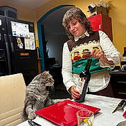 Sativa a rejoint le concours — aidez-le/la à gagner de superbes lots ! bottle_opener, cat, chair, curly_hair, cutlery, fork, glass, gray_cat, indoor, kitchen, knife, person, pikachu_glass, plate, red_plate, refrigerator, sweater_vest, table, tablecloth, wine_bottle