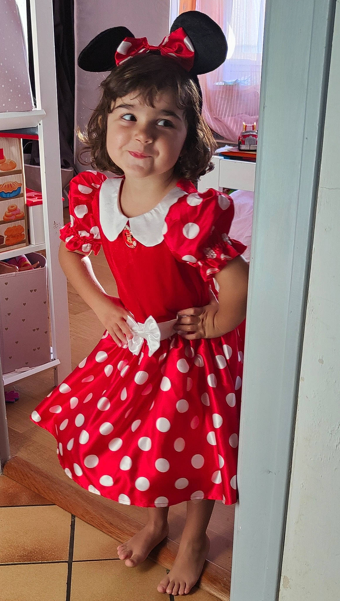 Anaé a rejoint le concours — aidez-le/la à gagner de superbes lots ! beauty, day_dress, dress, face, fashion, fashion_design, human_leg, knee, magenta, one_piece_garment, pattern, person, pink, plaid, red, shelf, sleeve, thigh, toddler, trunk