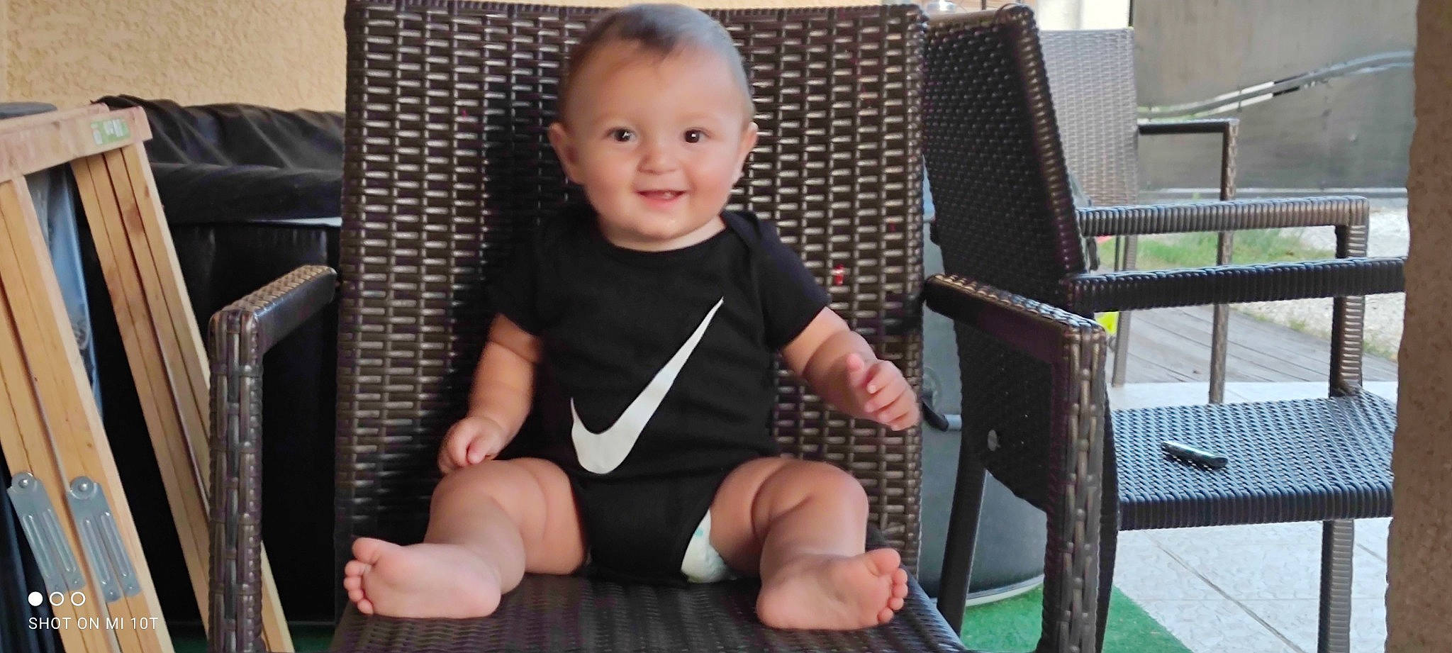 Lyam a rejoint le concours — aidez-le/la à gagner de superbes lots ! baby, baby_toddler_clothing, chair, cheek, child, comfort, face, fun, human_leg, iris, joy, knee, lap, person, product, sitting, sleeve, smile, t_shirt, thigh