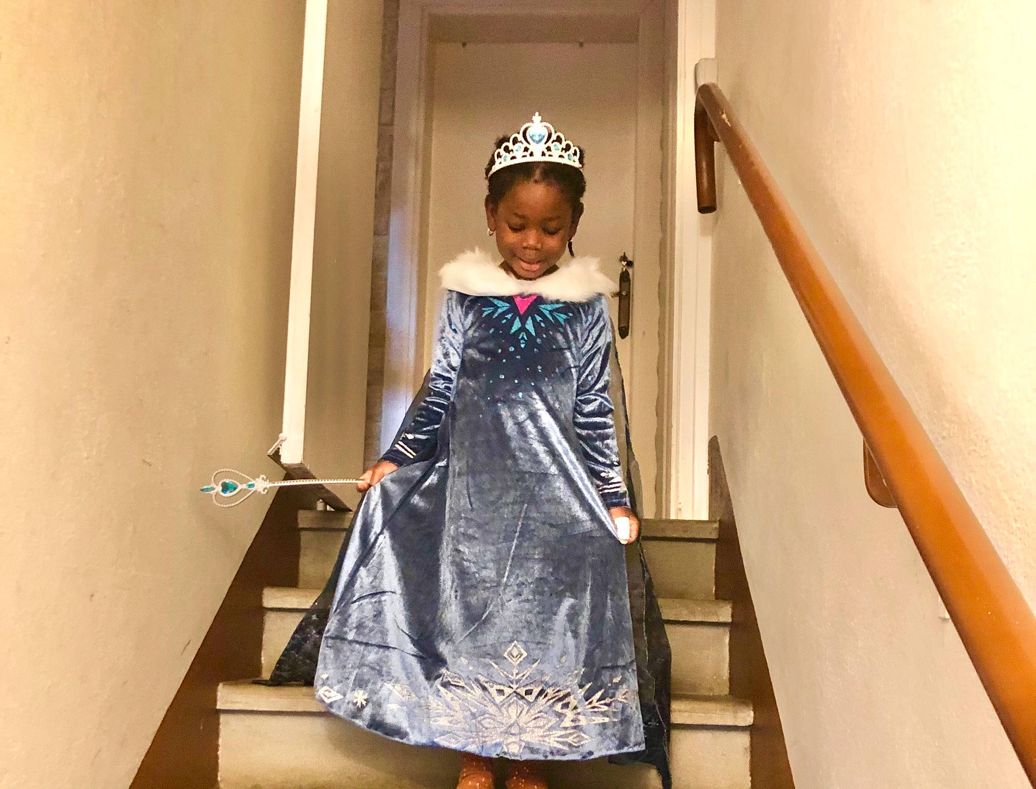 Salimatou participe au concours pour gagner de l'argent avec cette photo : day_dress, door, dress, eyewear, fashion_design, formal_wear, fun, human_leg, leg, one_piece_garment, pattern, person, room, sleeve, stairs, street_fashion, t_shirt, thigh, trunk, vintage_clothing