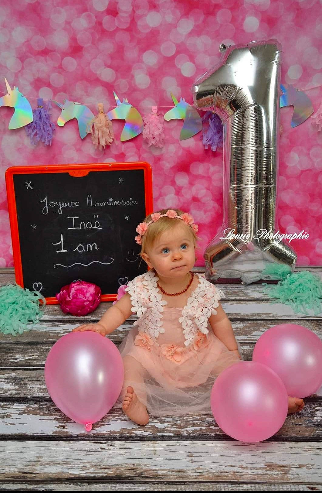 Inaé a rejoint le concours — aidez-le/la à gagner de superbes lots ! baby, baby_toddler_clothing, balloon, blackboard, chalk, child, event, font, fun, happy, magenta, party_supply, person, photograph, pink, poster, product, room, sitting, snapshot