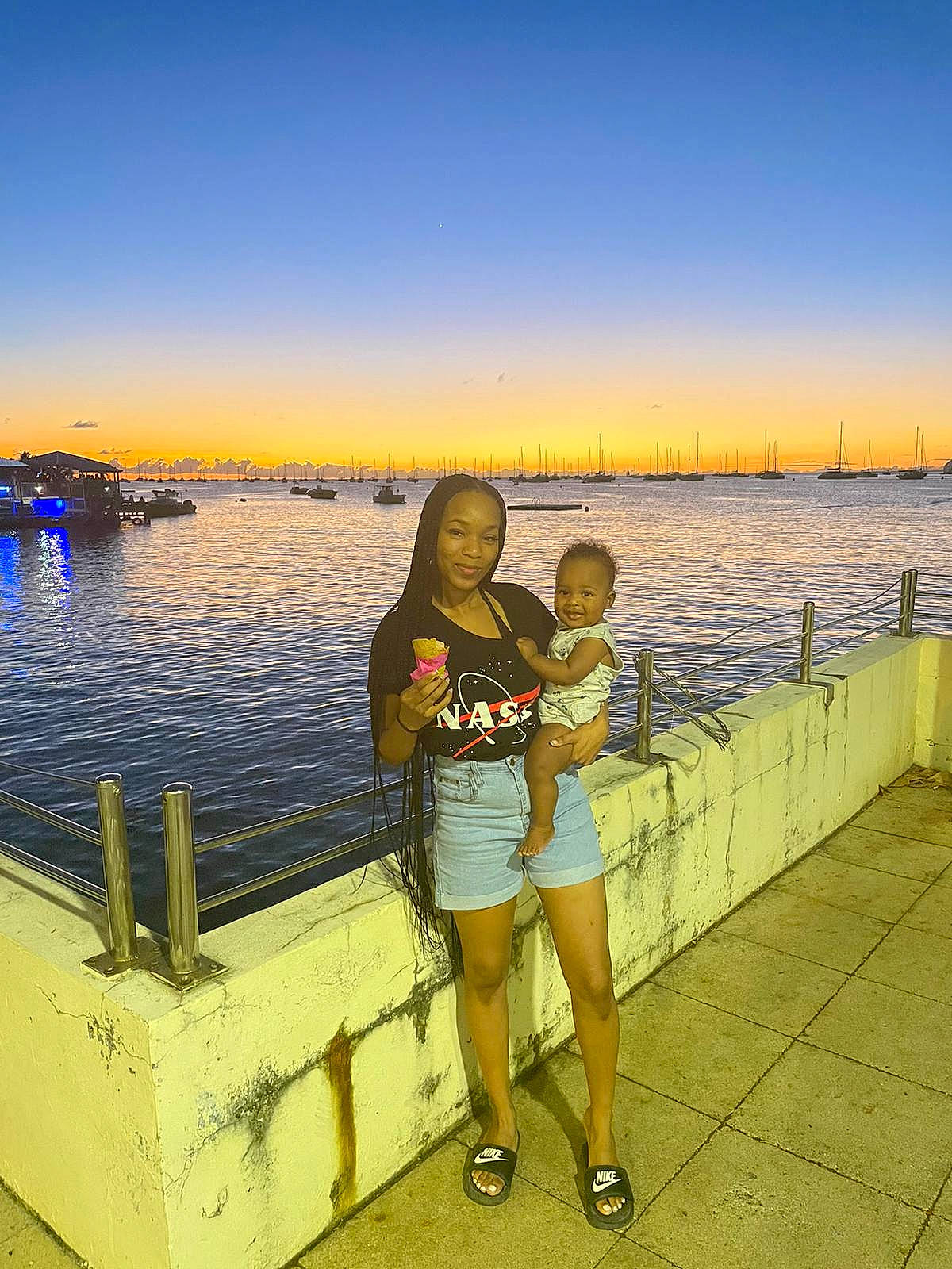 Leyann participe au concours pour gagner de l'argent avec cette photo : afterglow, calm, dock, dusk, flash_photography, happy, horizon, joy, lake, landscape, leisure, people_in_nature, person, shorts, sky, sunlight, sunrise, sunset, travel, water