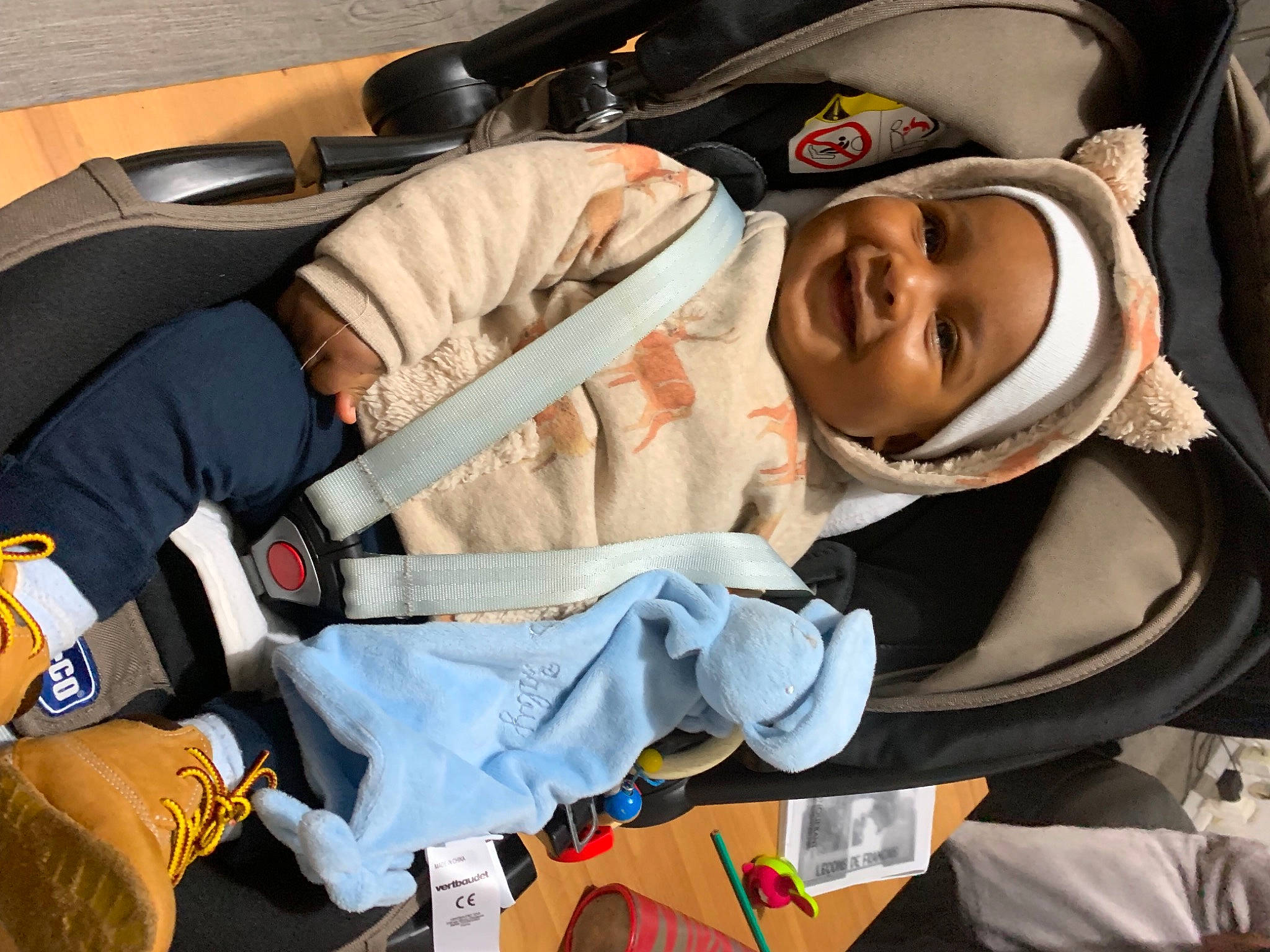 Leyann participe au concours pour gagner de l'argent avec cette photo : baby, baby_carriage, baby_in_car_seat, baby_products, baby_safety, baby_toddler_clothing, car_seat, carmine, child, comfort, fun, headwear, joy, person, product, room, sitting, sleep, smile, toddler