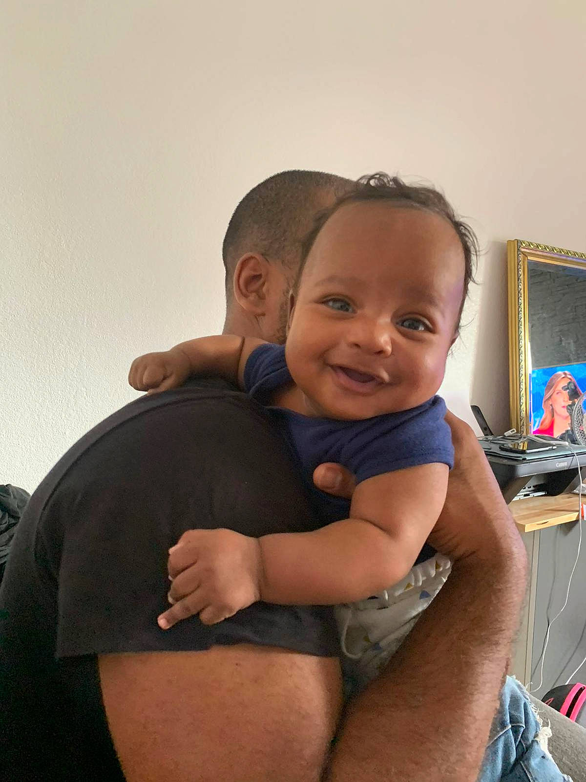 Leyann a rejoint le concours — aidez-le/la à gagner de superbes lots ! abdomen, baby, barechested, chest, comfort, elbow, gesture, happy, head, human_leg, iris, joint, joy, neck, person, shorts, shoulder, smile, stomach, thigh