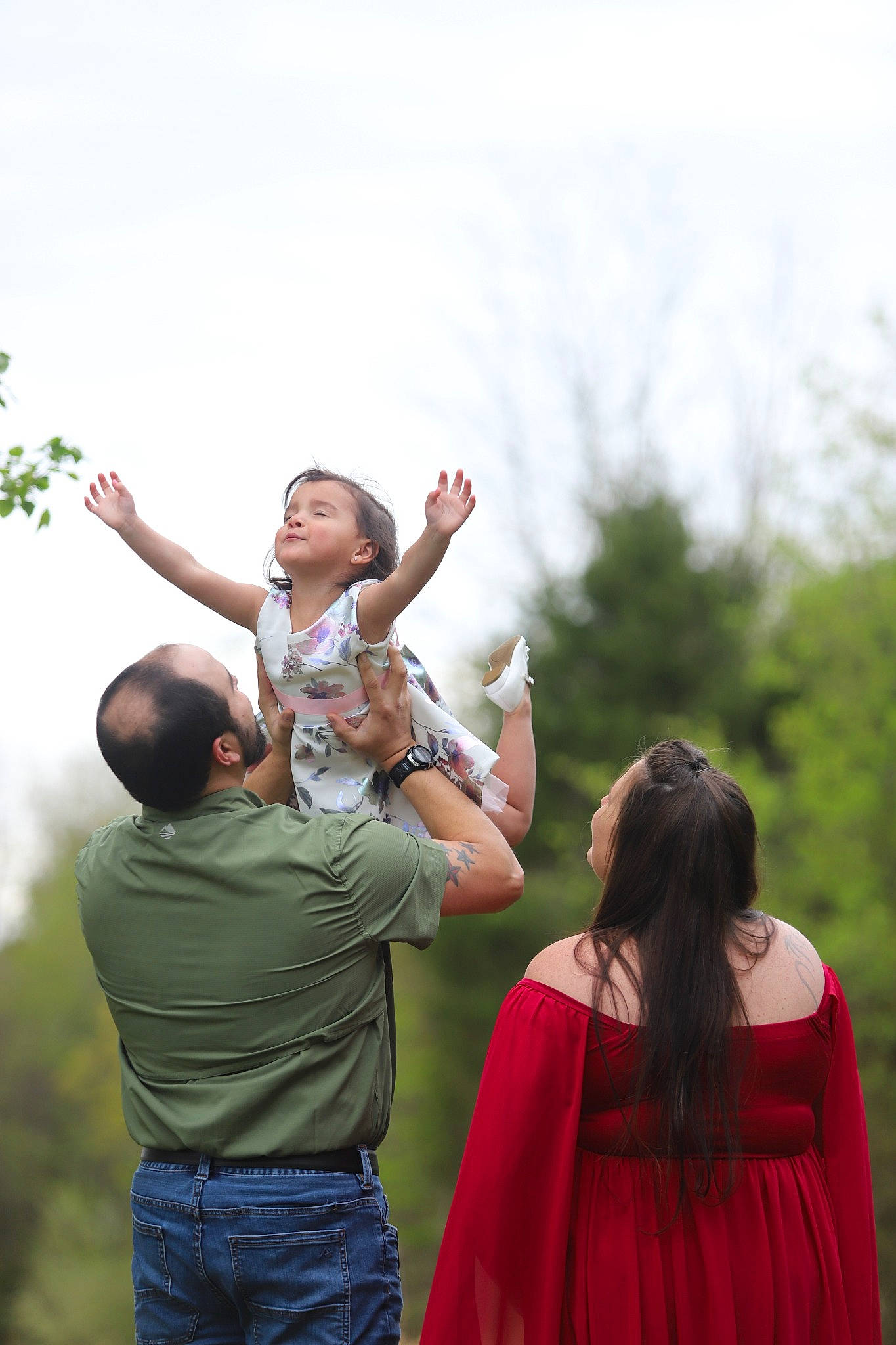 Rebecca is registered to the contest to win money with this photo: arm, belt, crowd, event, flash_photography, fun, gesture, grass, grassland, happy, landscape, leisure, luggage_and_bags, people_in_nature, person, recreation, shorts, sky, t_shirt, travel