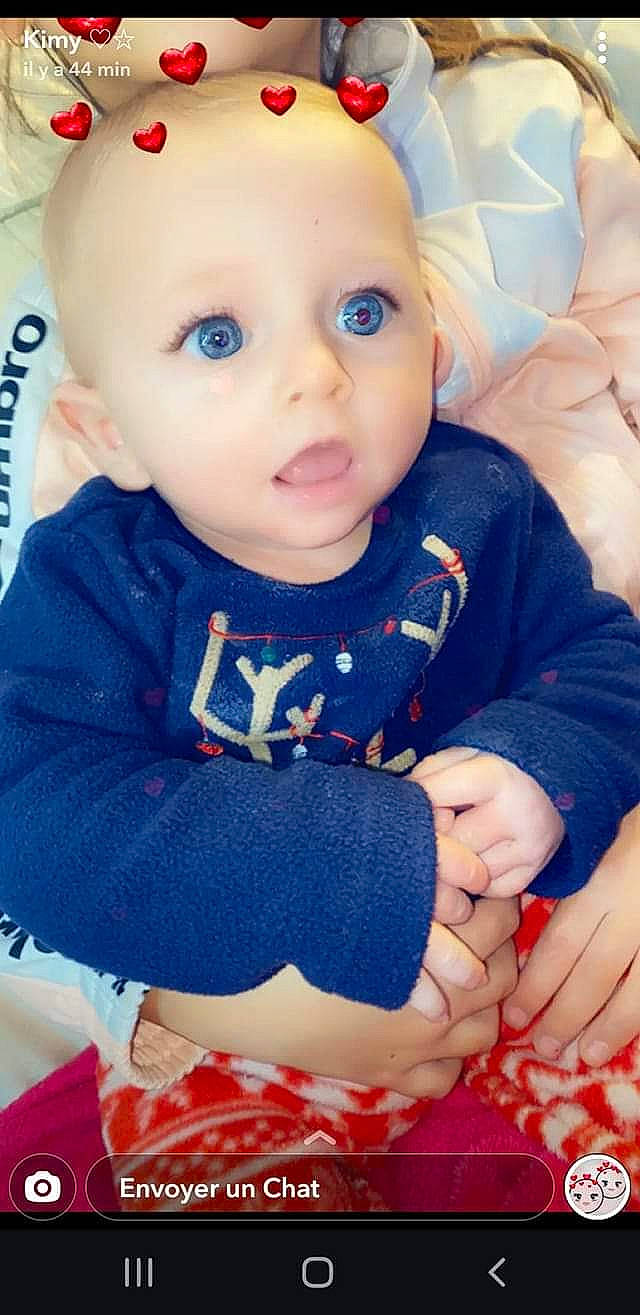 Illan a rejoint le concours — aidez-le/la à gagner de superbes lots ! arm, azure, baby_toddler_clothing, blue, cheek, chin, eye, facial_expression, hand, head, iris, neck, nose, organ, outerwear, person, photograph, product, skin, sleeve