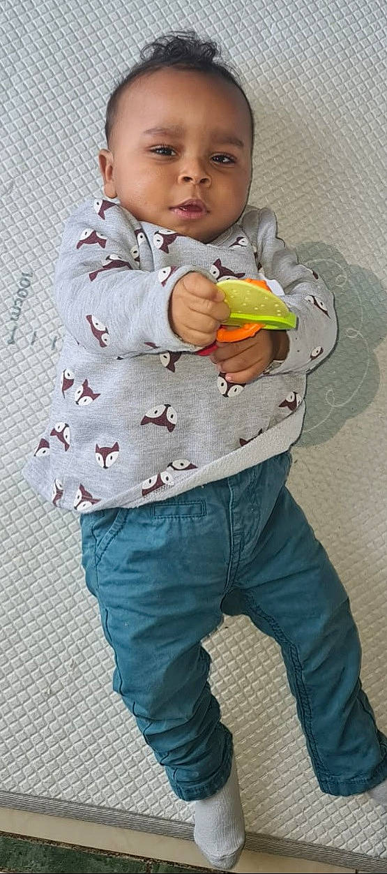 Elïam a rejoint le concours — aidez-le/la à gagner de superbes lots ! baby, baby_products, baby_toddler_clothing, button, child, clothing, denim, elbow, fur, jacket, outerwear, pattern, person, play, sitting, sleeve, stuffed_toy, t_shirt, toddler, vegetable